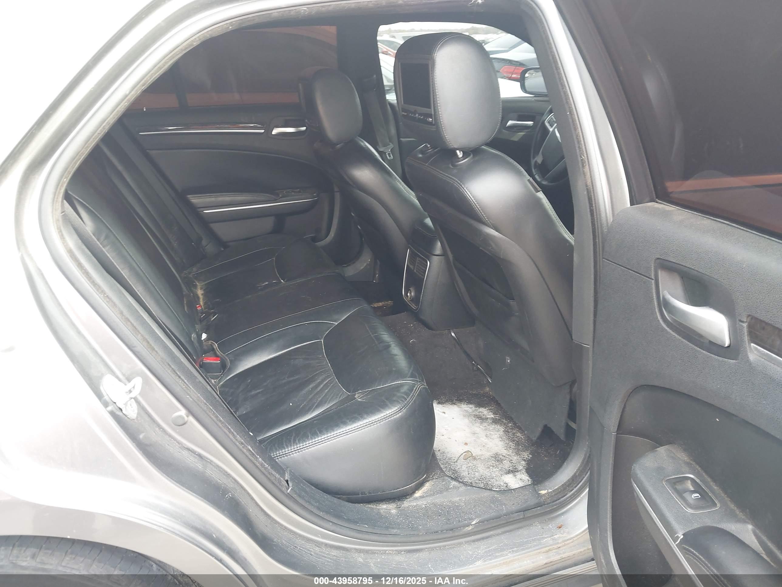 CHRYSLER 300 image 8