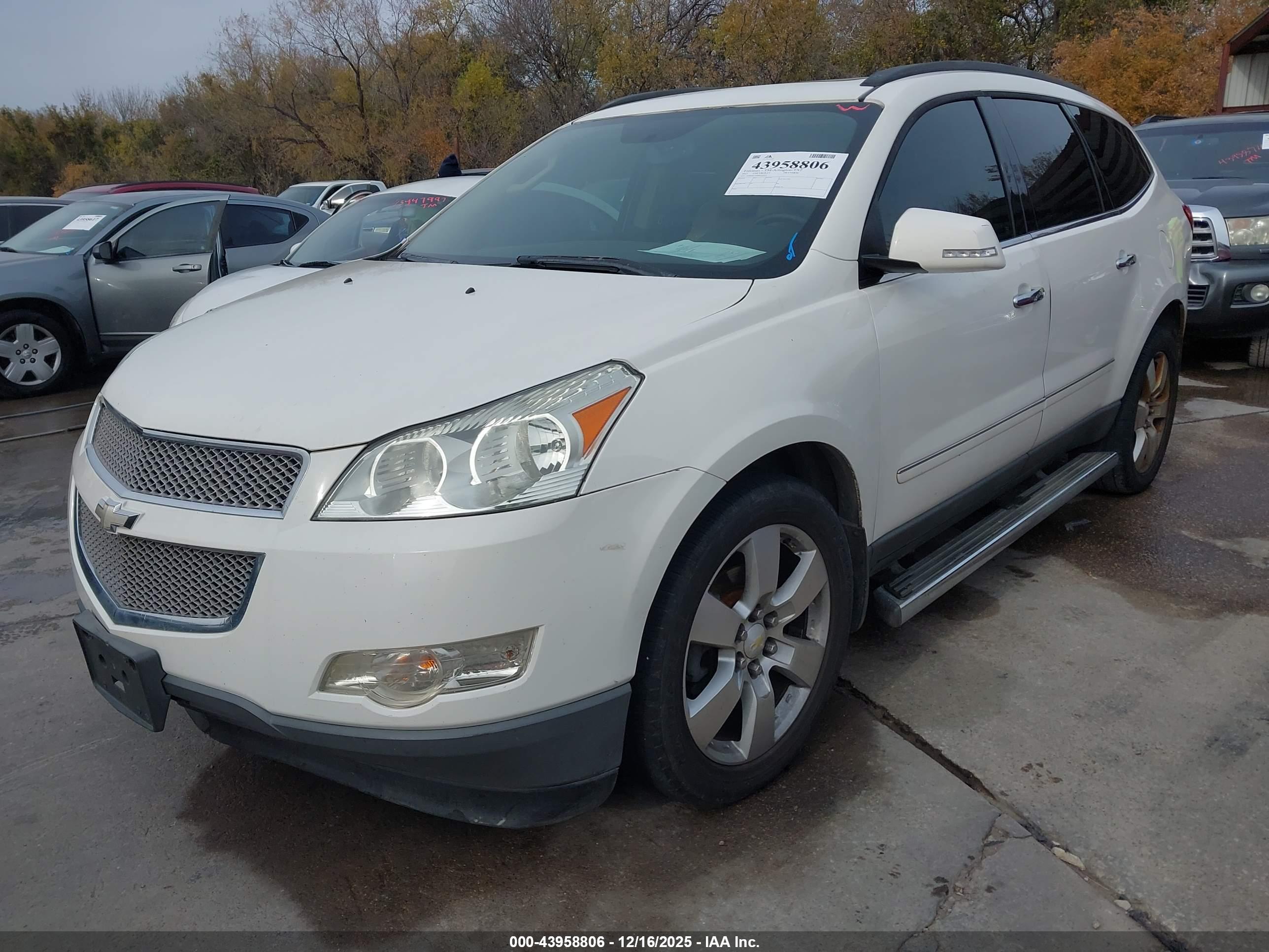 CHEVROLET TRAVERSE image 2