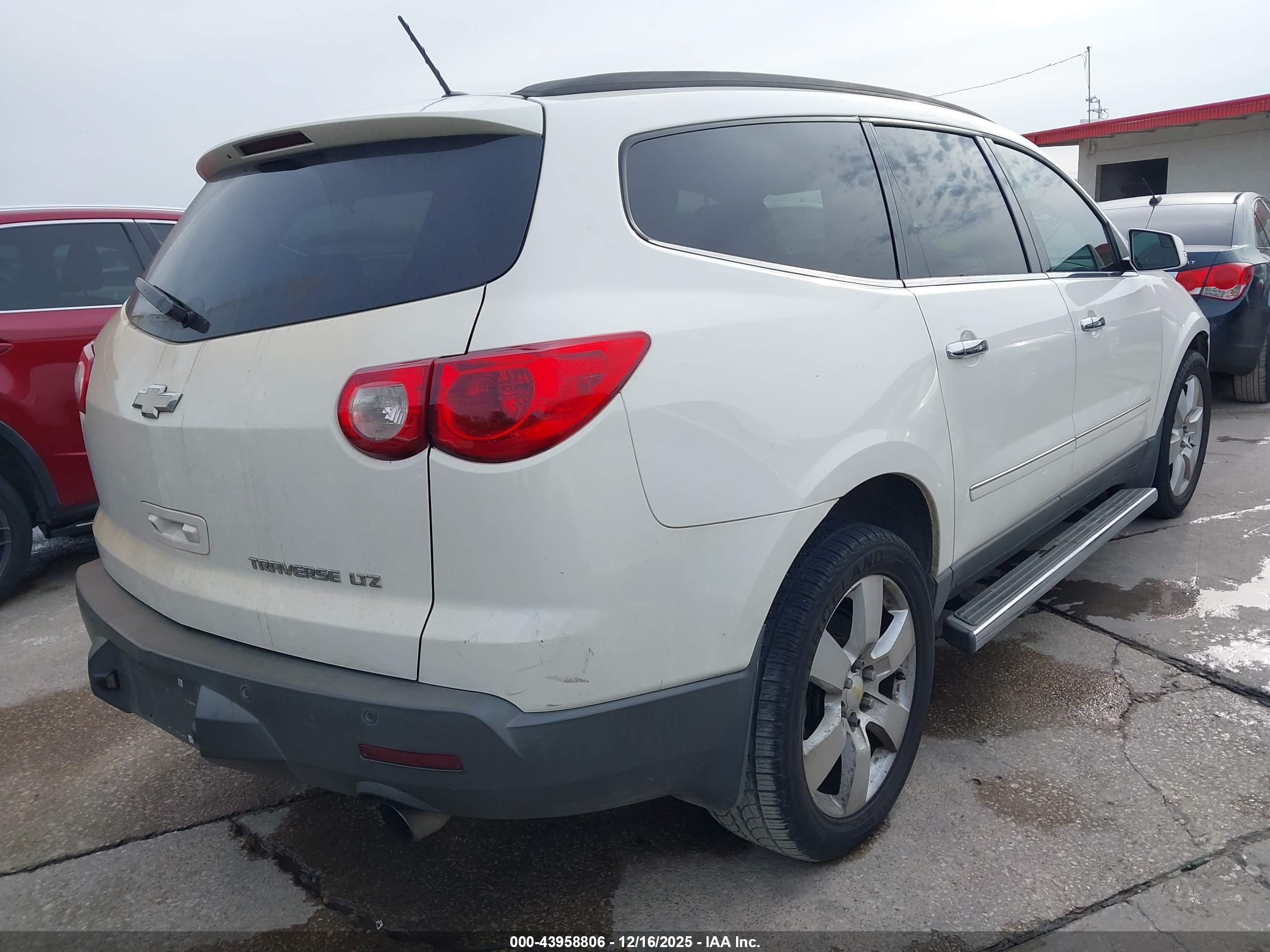 CHEVROLET TRAVERSE image 4