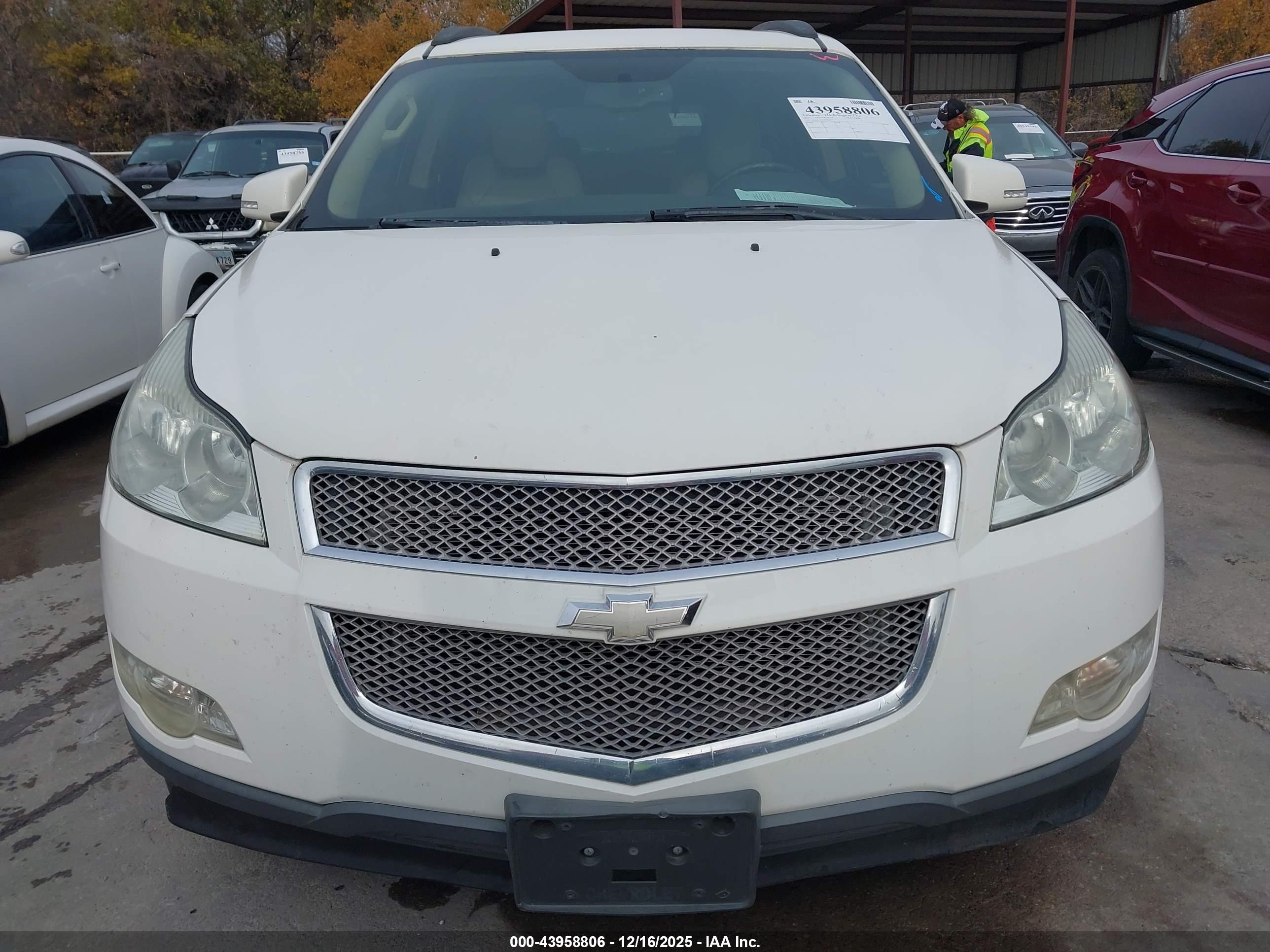 CHEVROLET TRAVERSE image 6