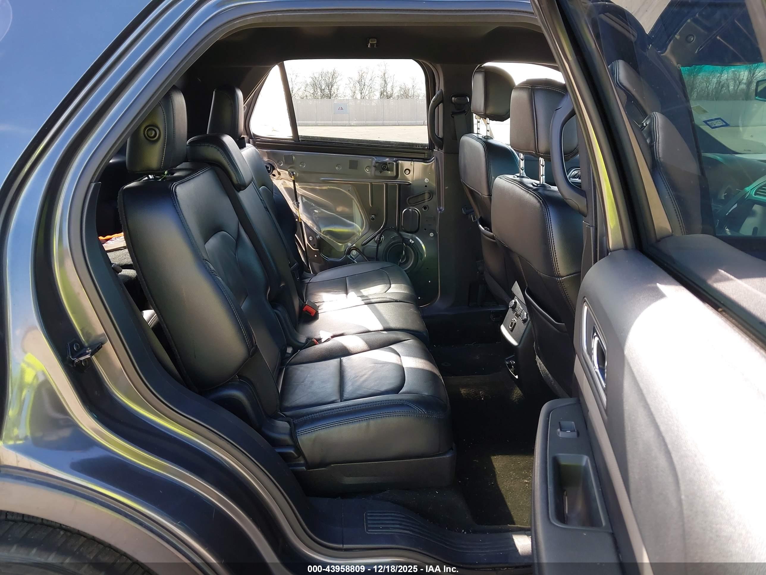 FORD EXPLORER image 8