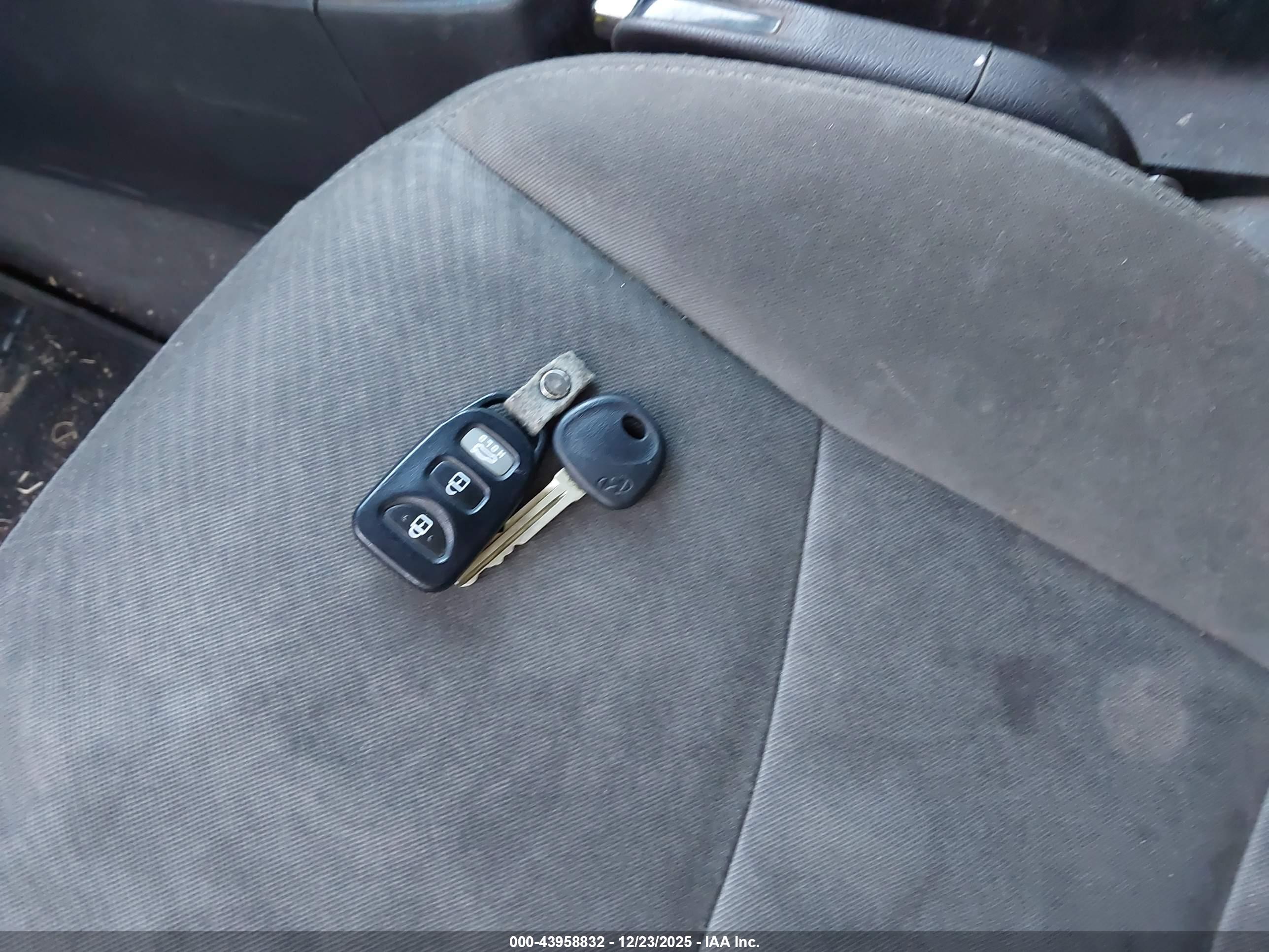 HYUNDAI ELANTRA image 11