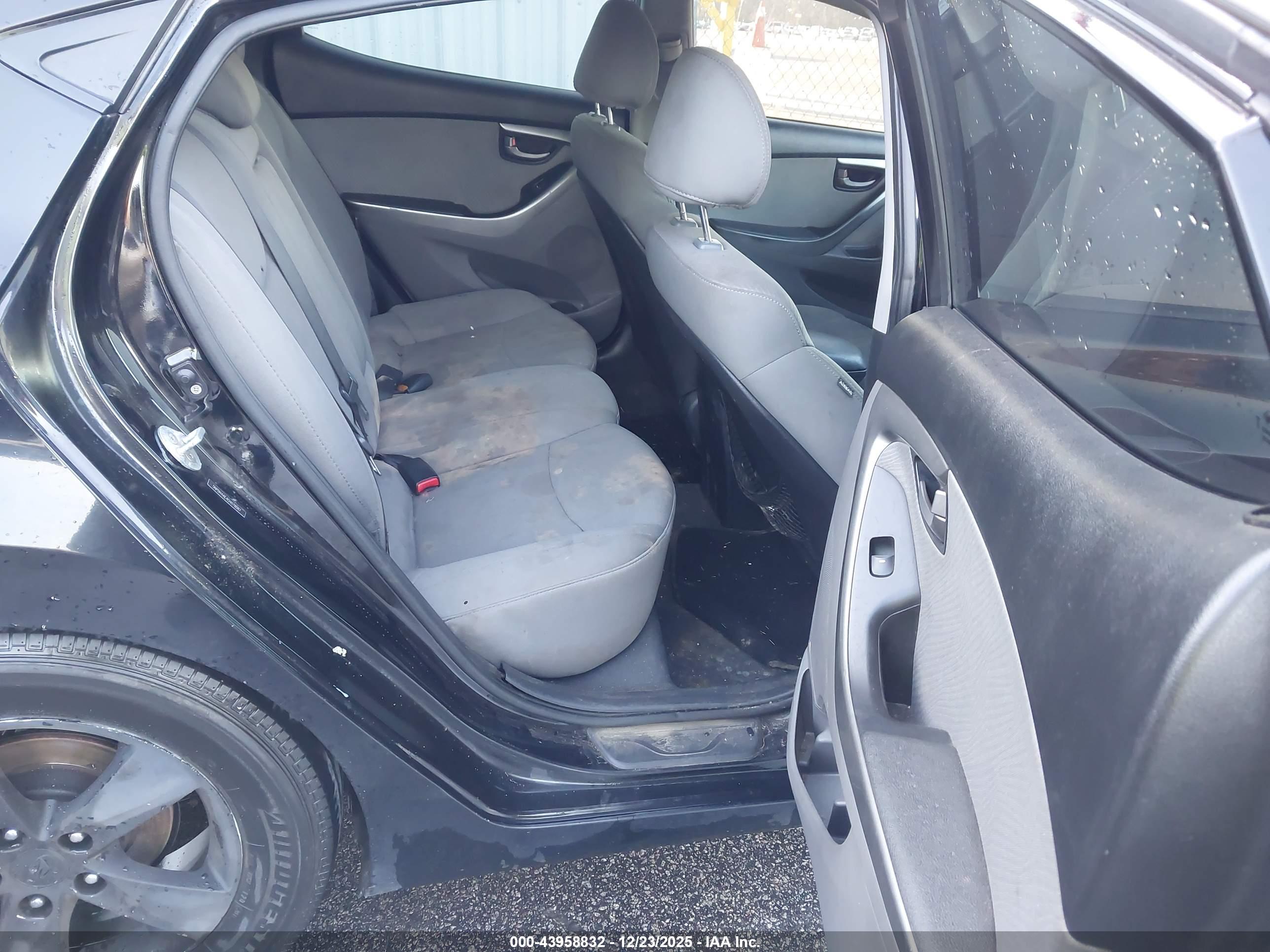 HYUNDAI ELANTRA image 8