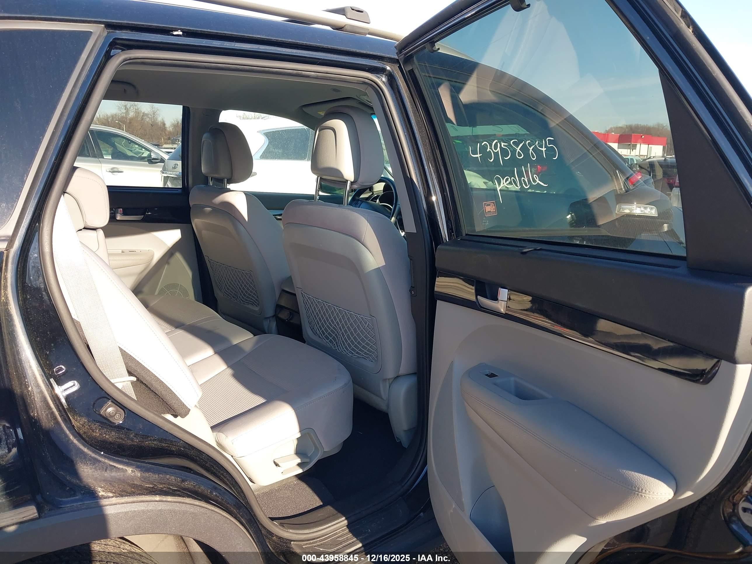 KIA SORENTO image 8