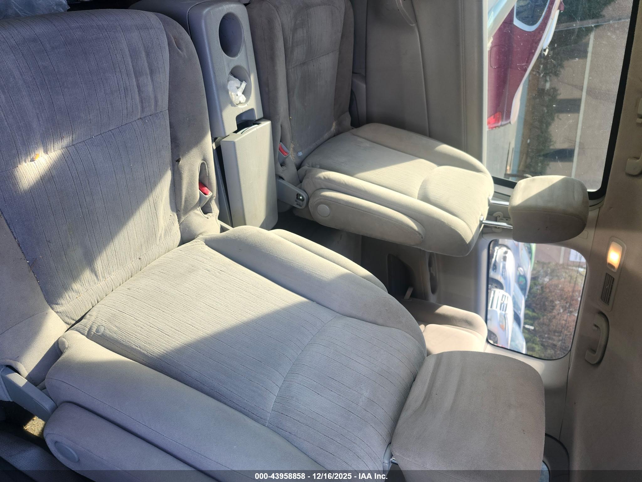 NISSAN QUEST image 8