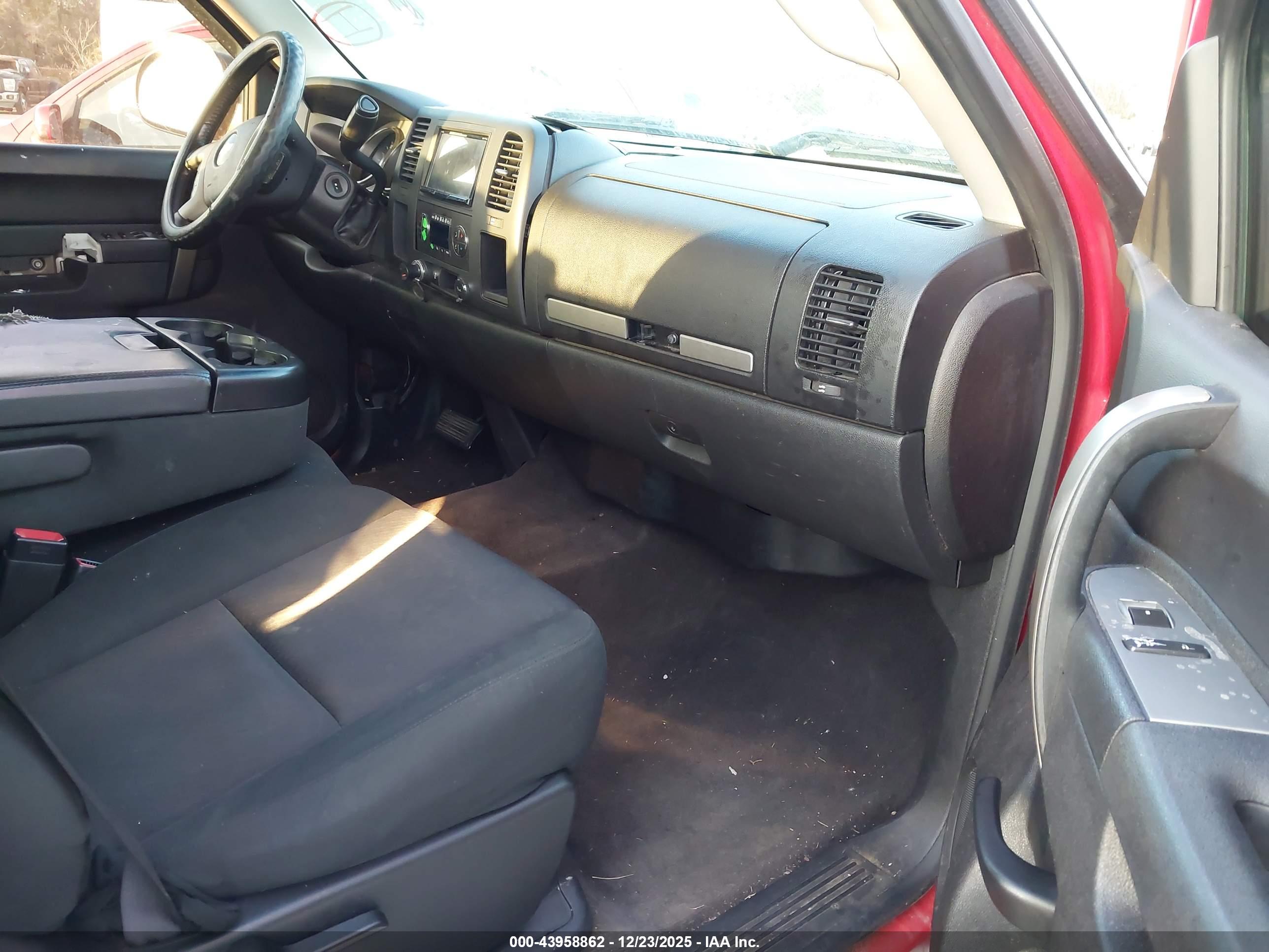 CHEVROLET SILVERADO image 5