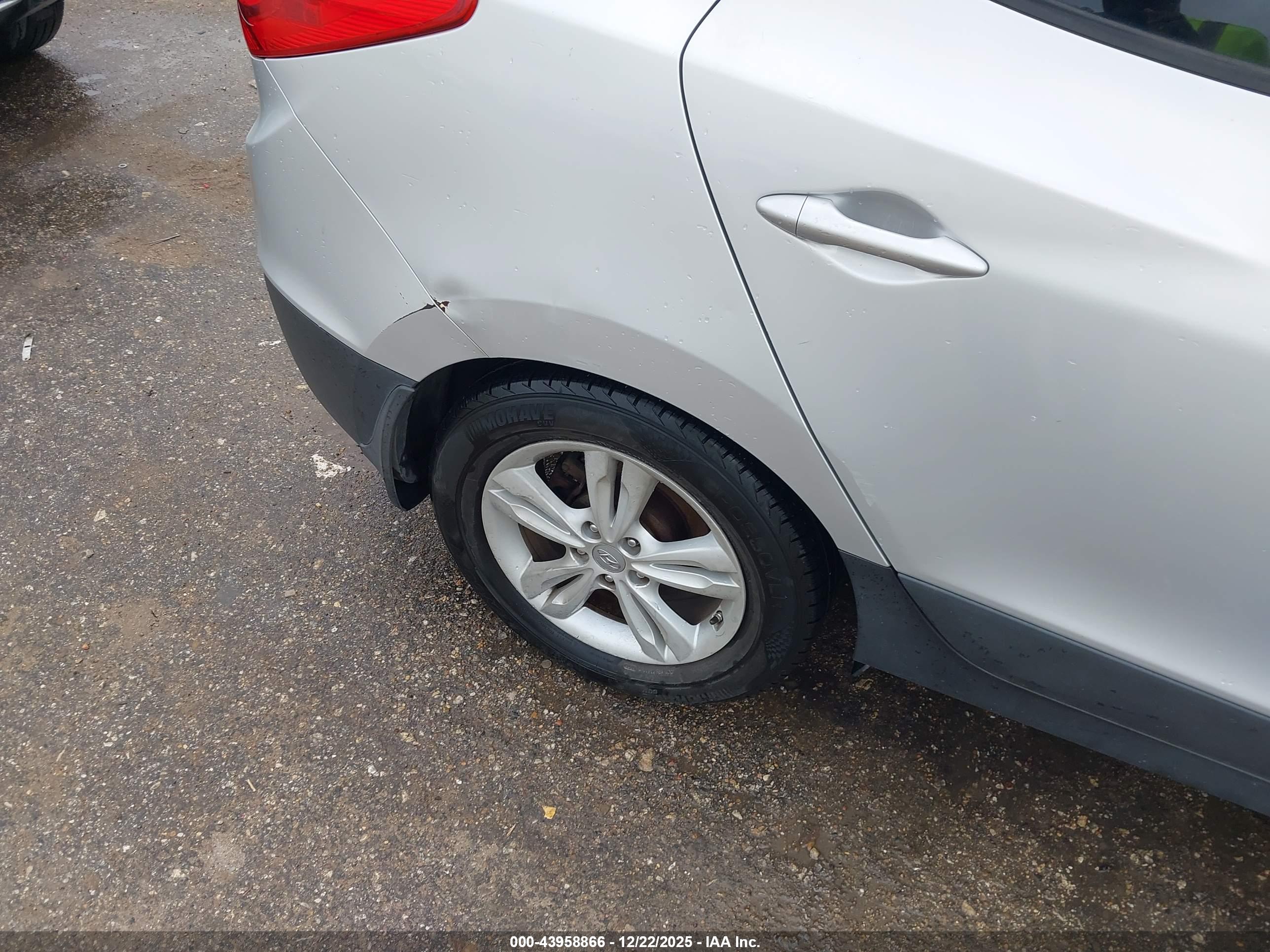 HYUNDAI TUCSON image 6