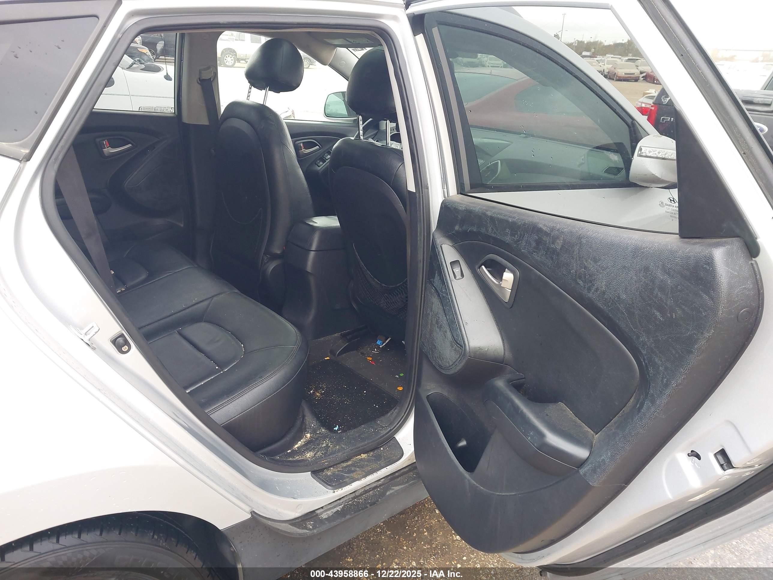 HYUNDAI TUCSON image 8