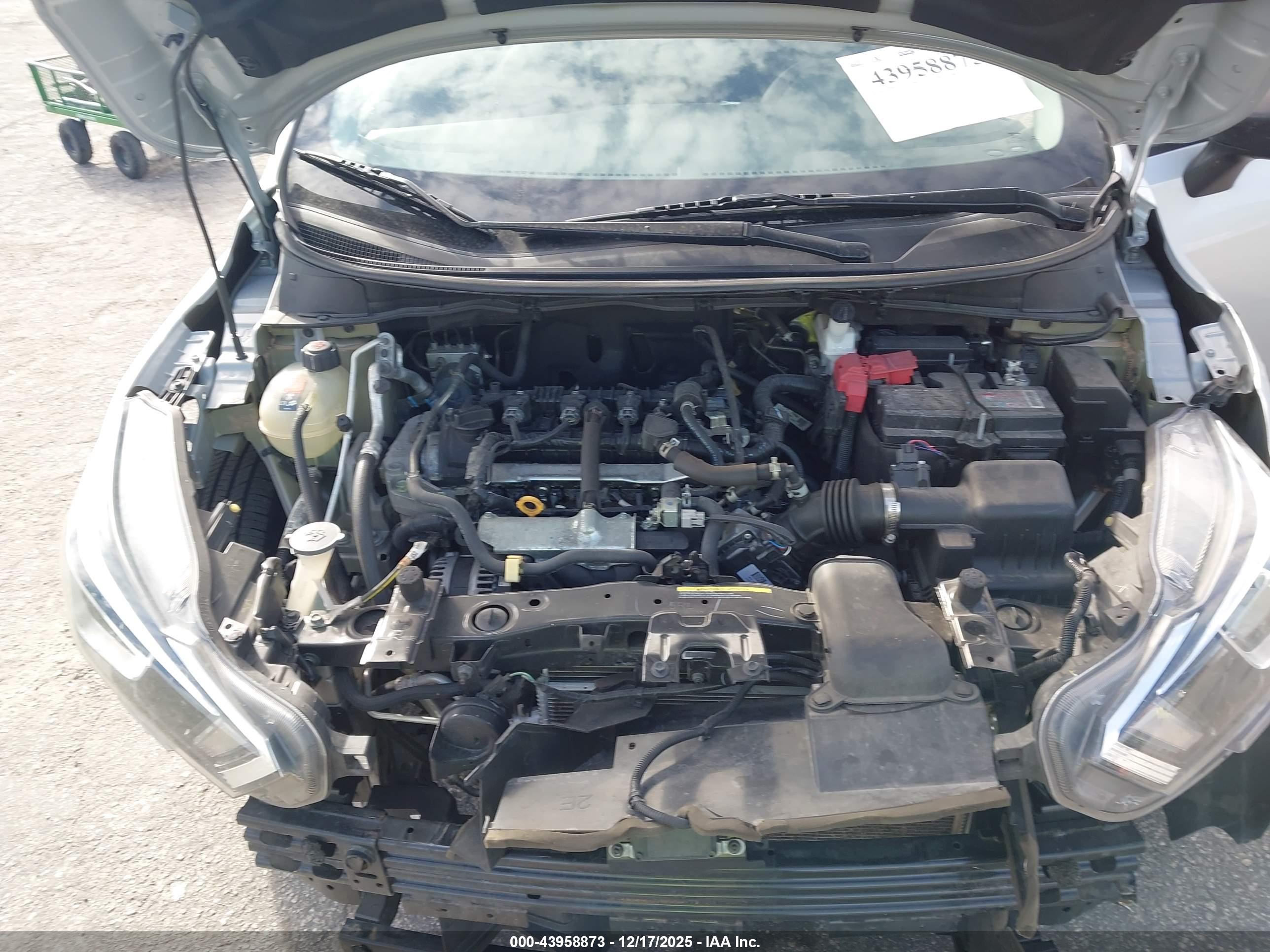 NISSAN VERSA image 10