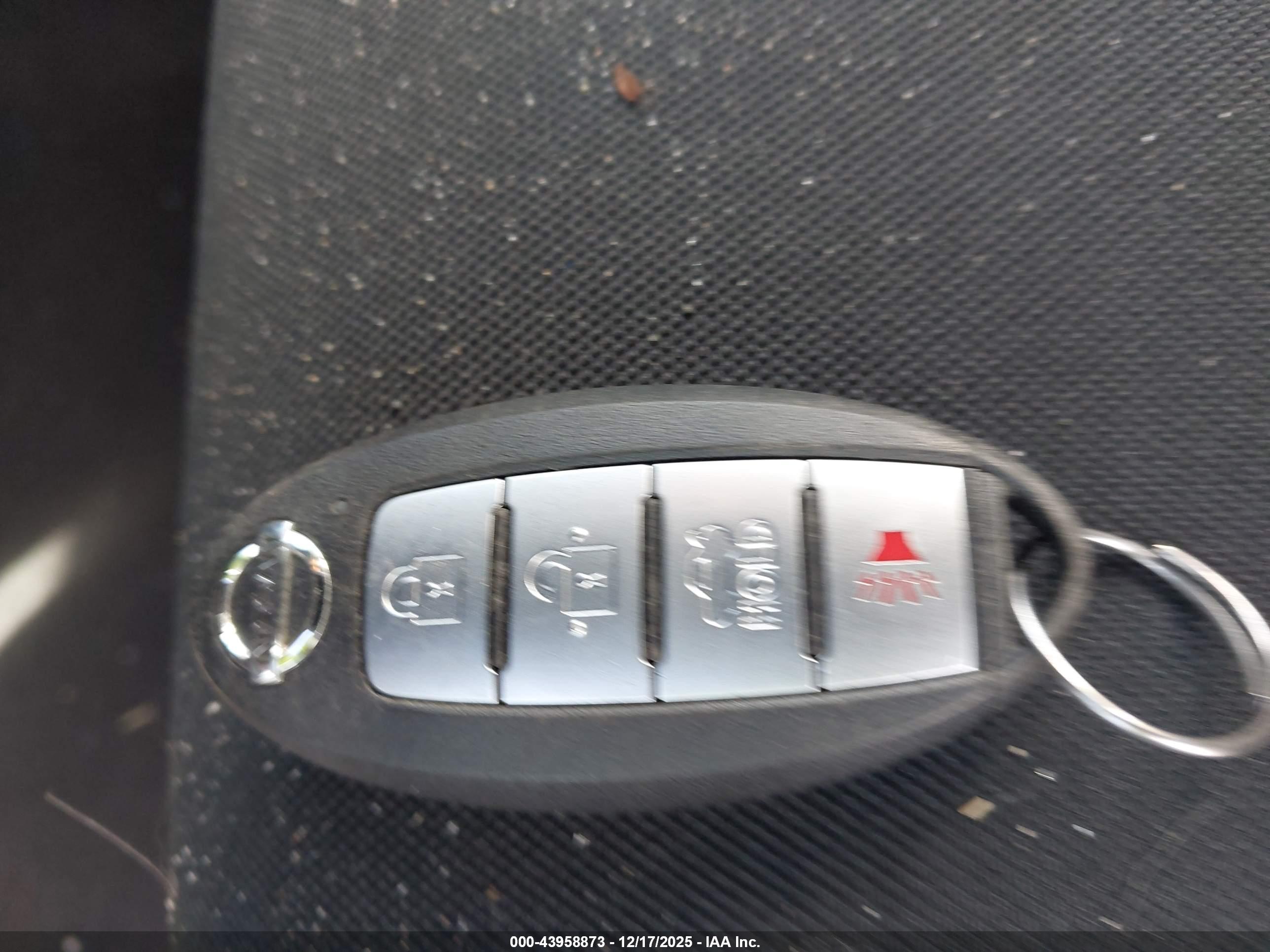 NISSAN VERSA image 11