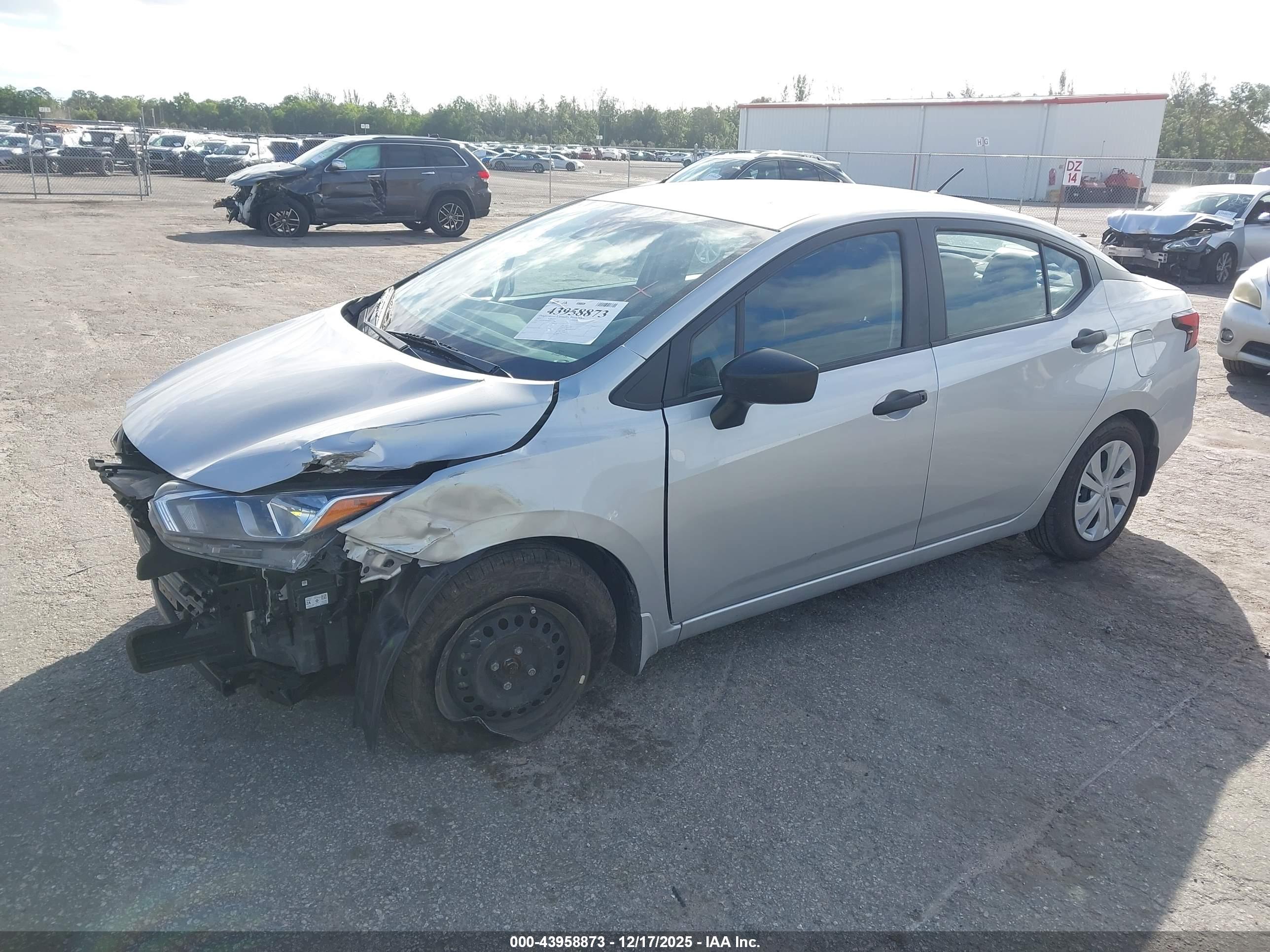 NISSAN VERSA image 2