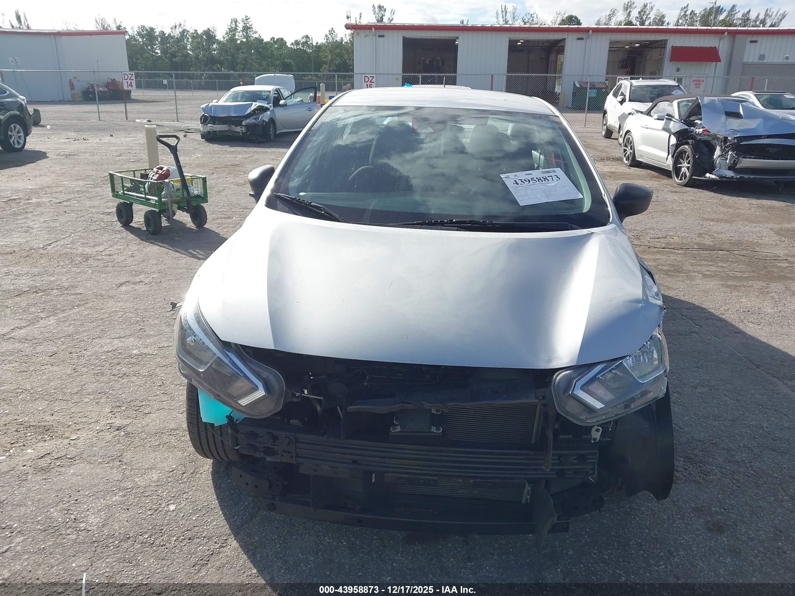 NISSAN VERSA image 6