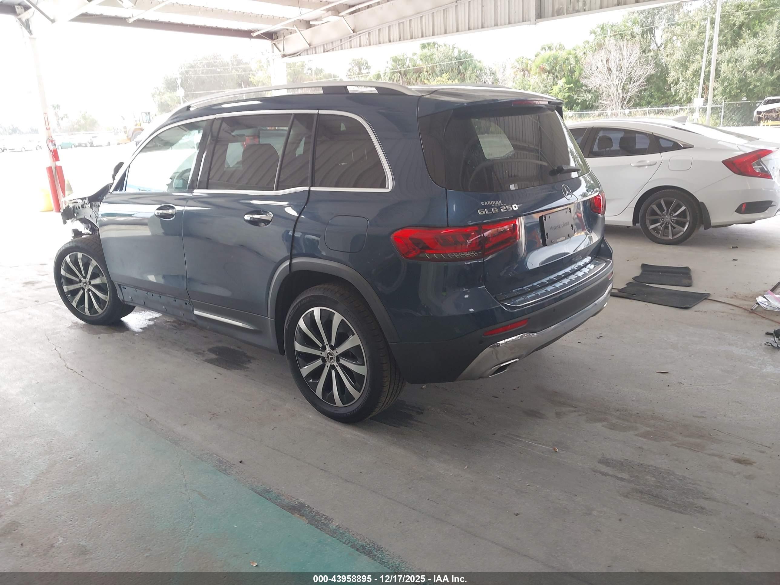 MERCEDES-BENZ GLB image 3