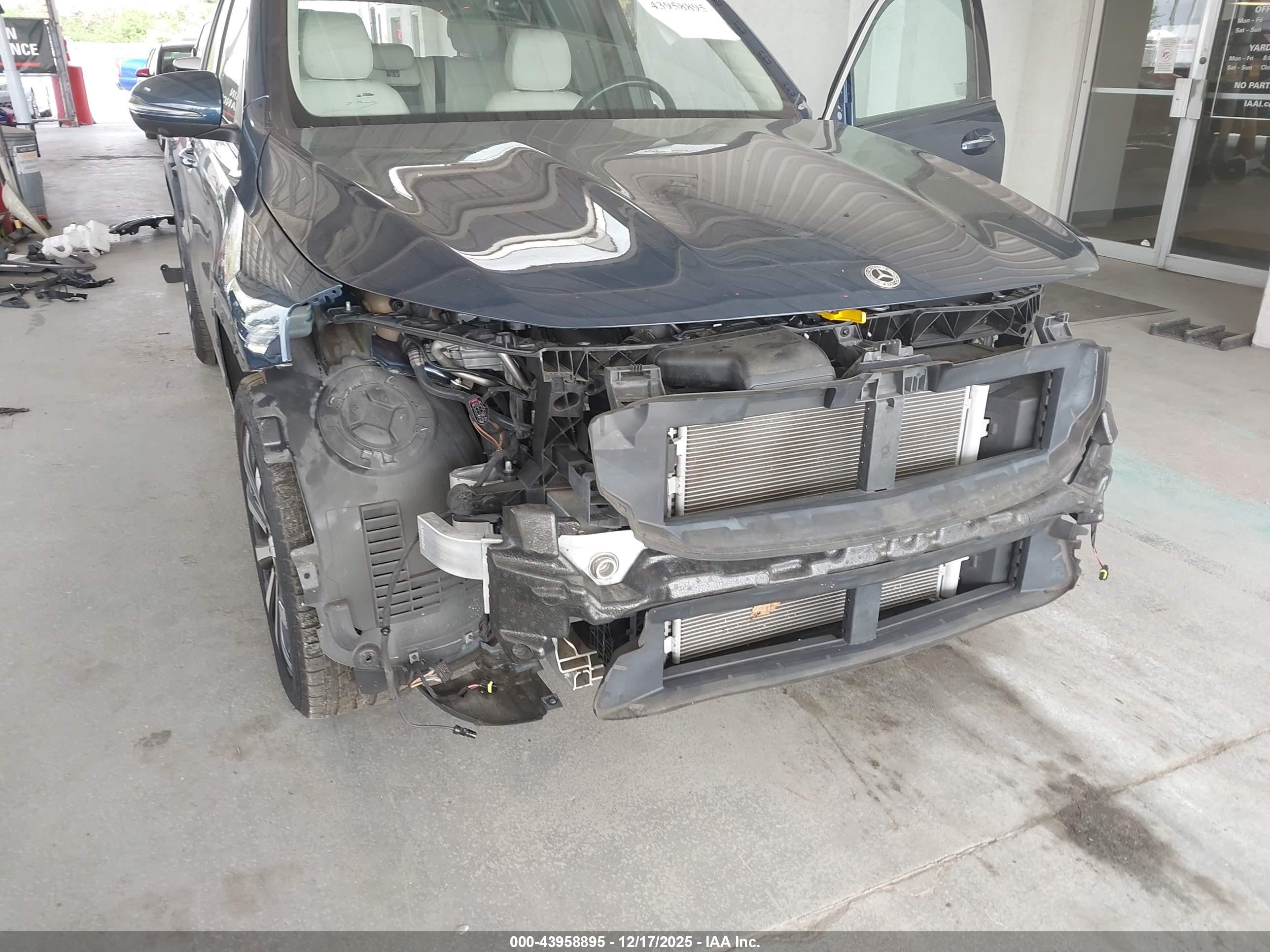 MERCEDES-BENZ GLB image 6