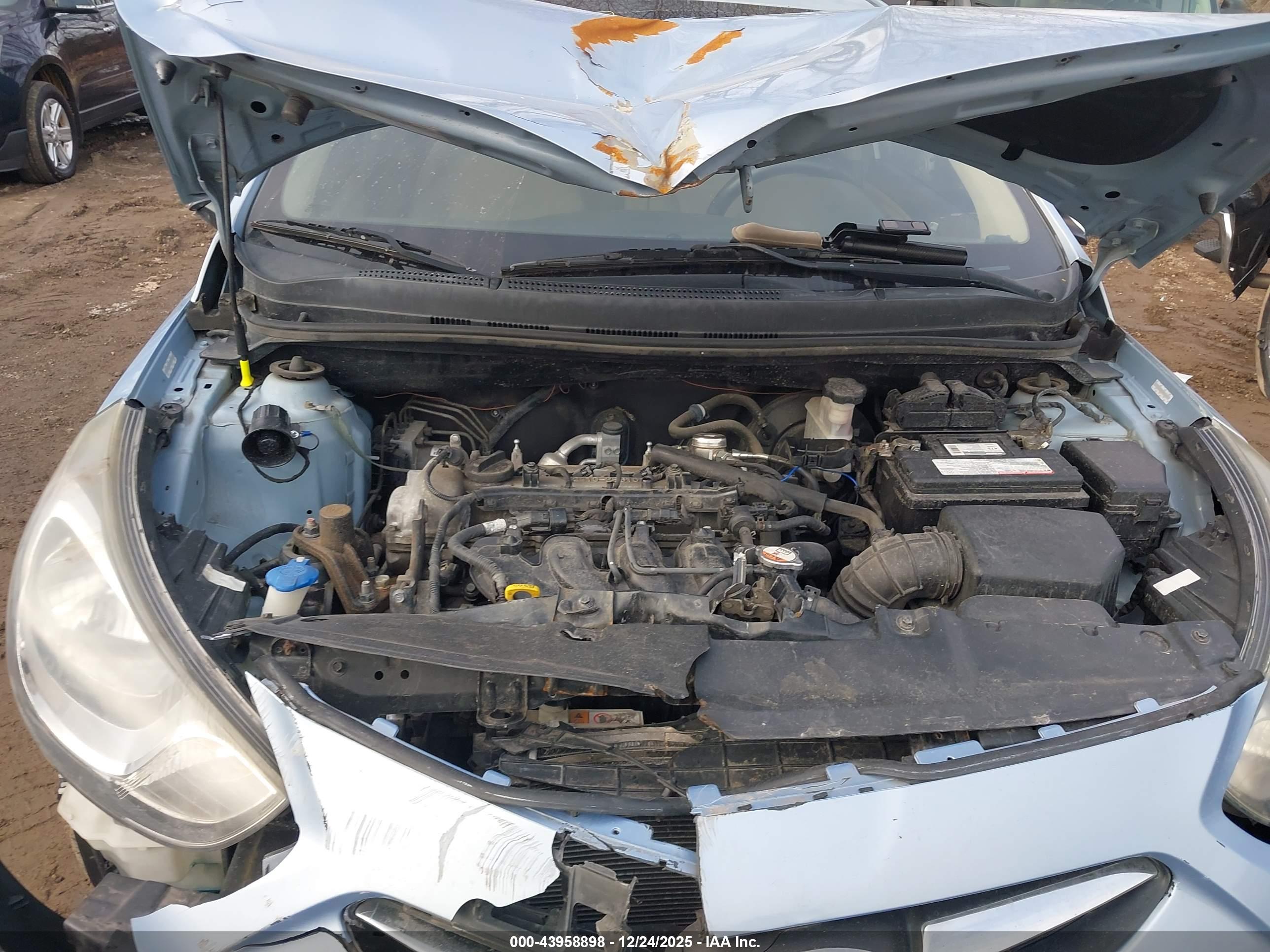 HYUNDAI ACCENT image 10