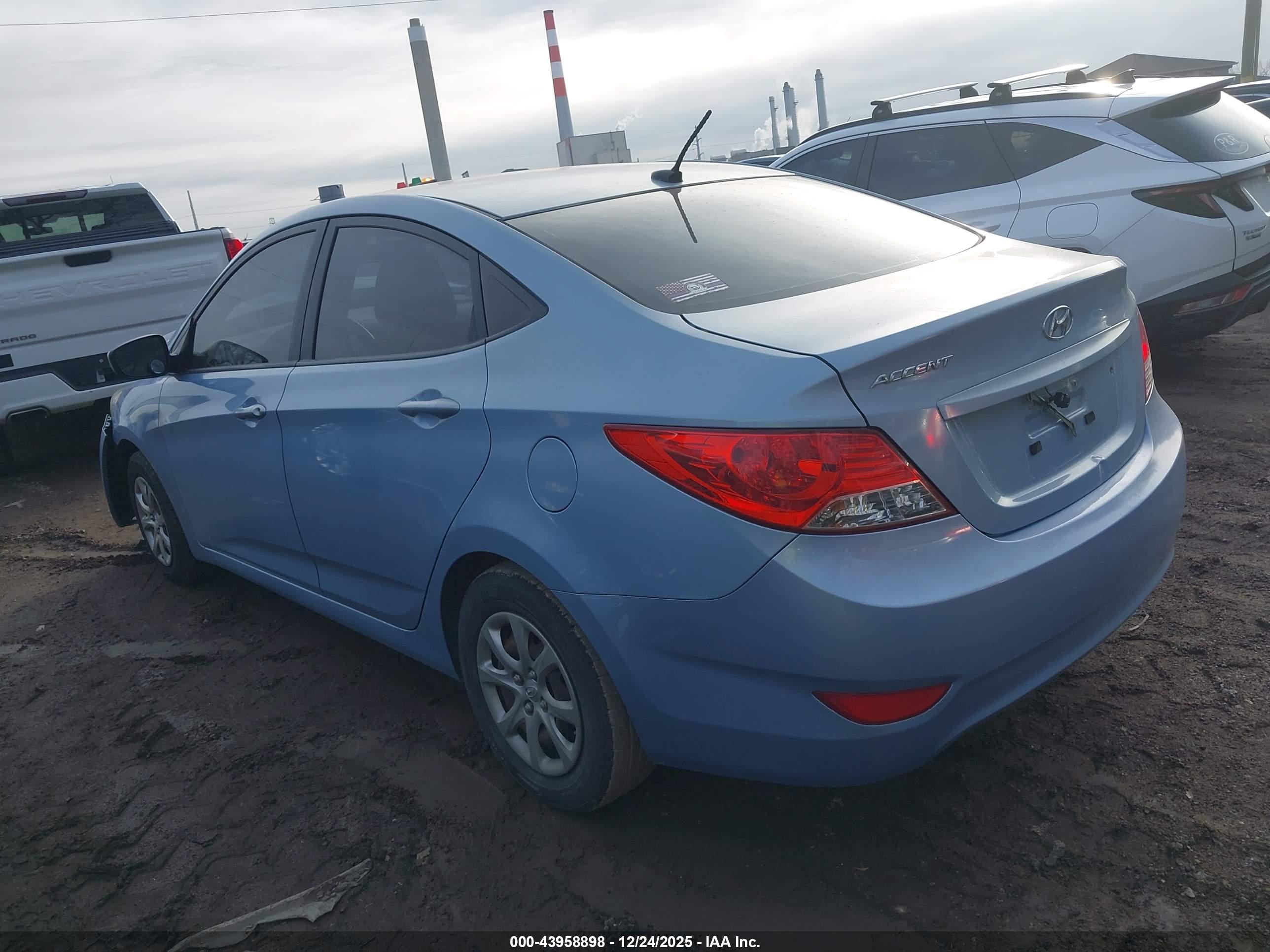 HYUNDAI ACCENT image 3