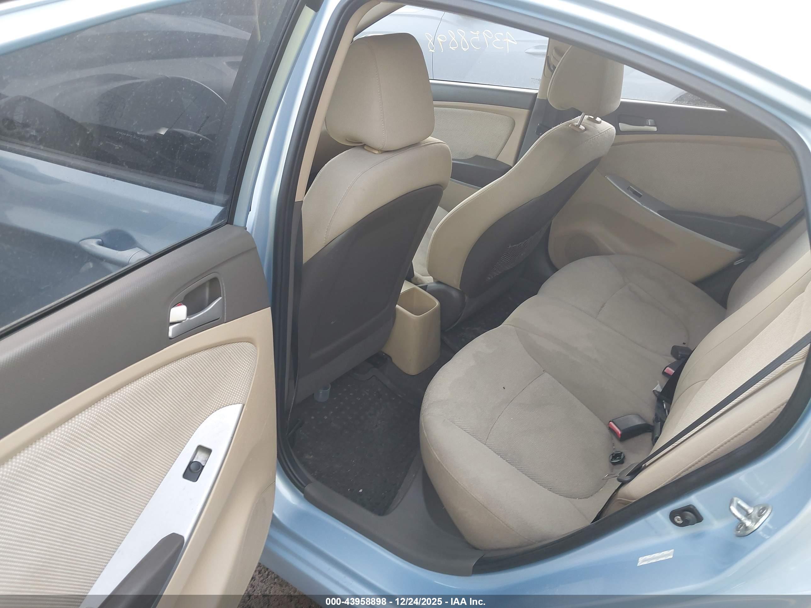 HYUNDAI ACCENT image 8