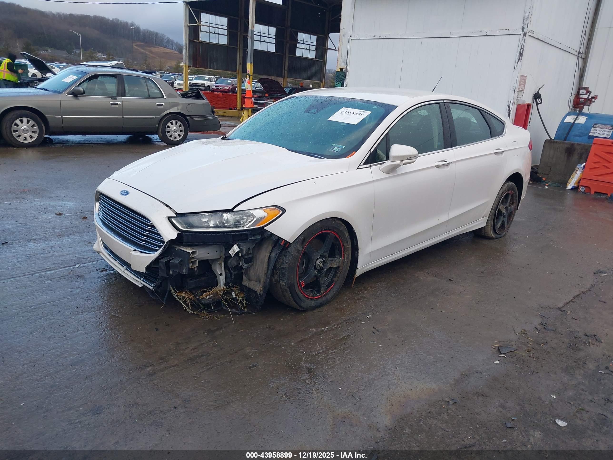 FORD FUSION image 2
