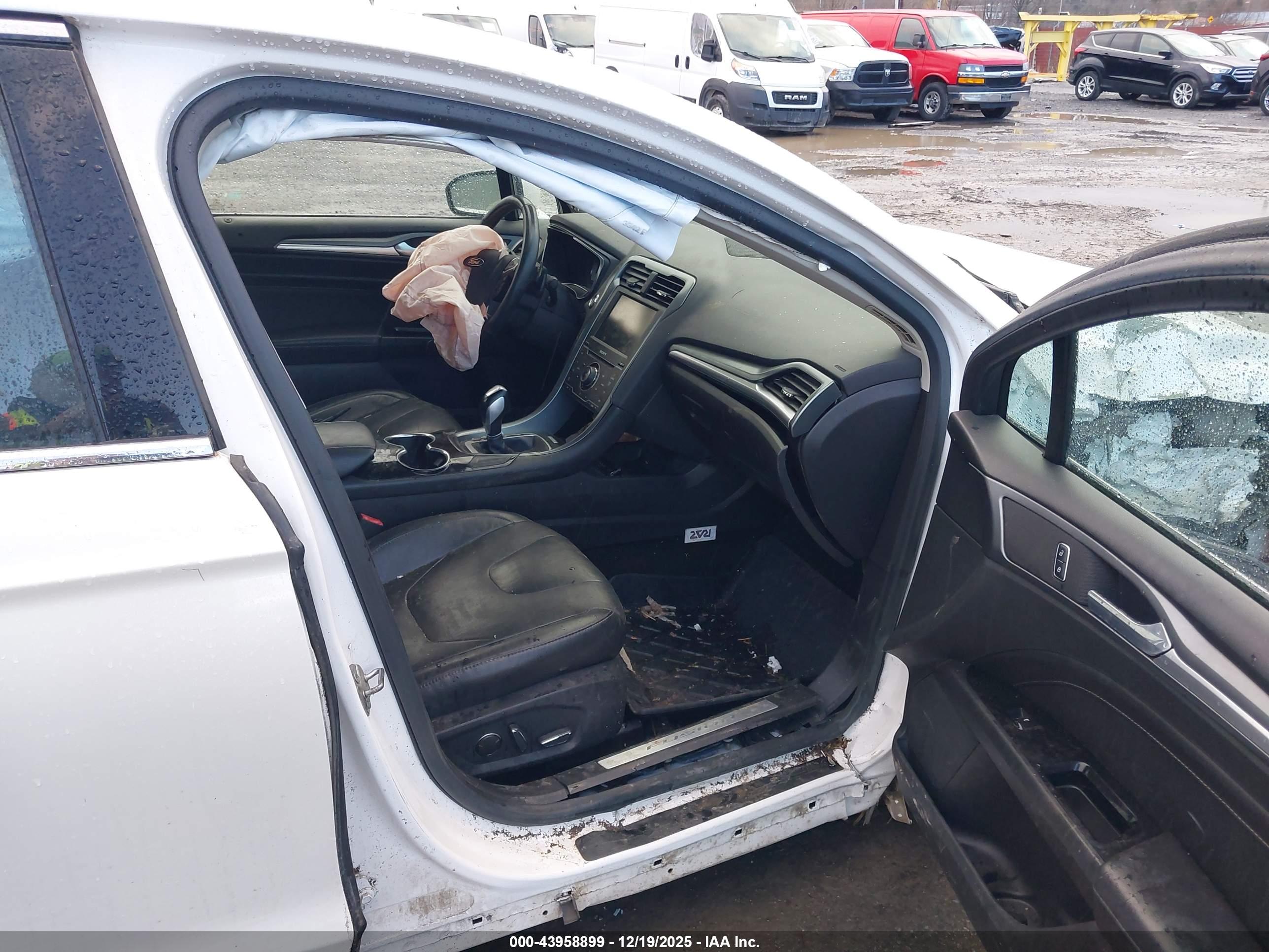 FORD FUSION image 5