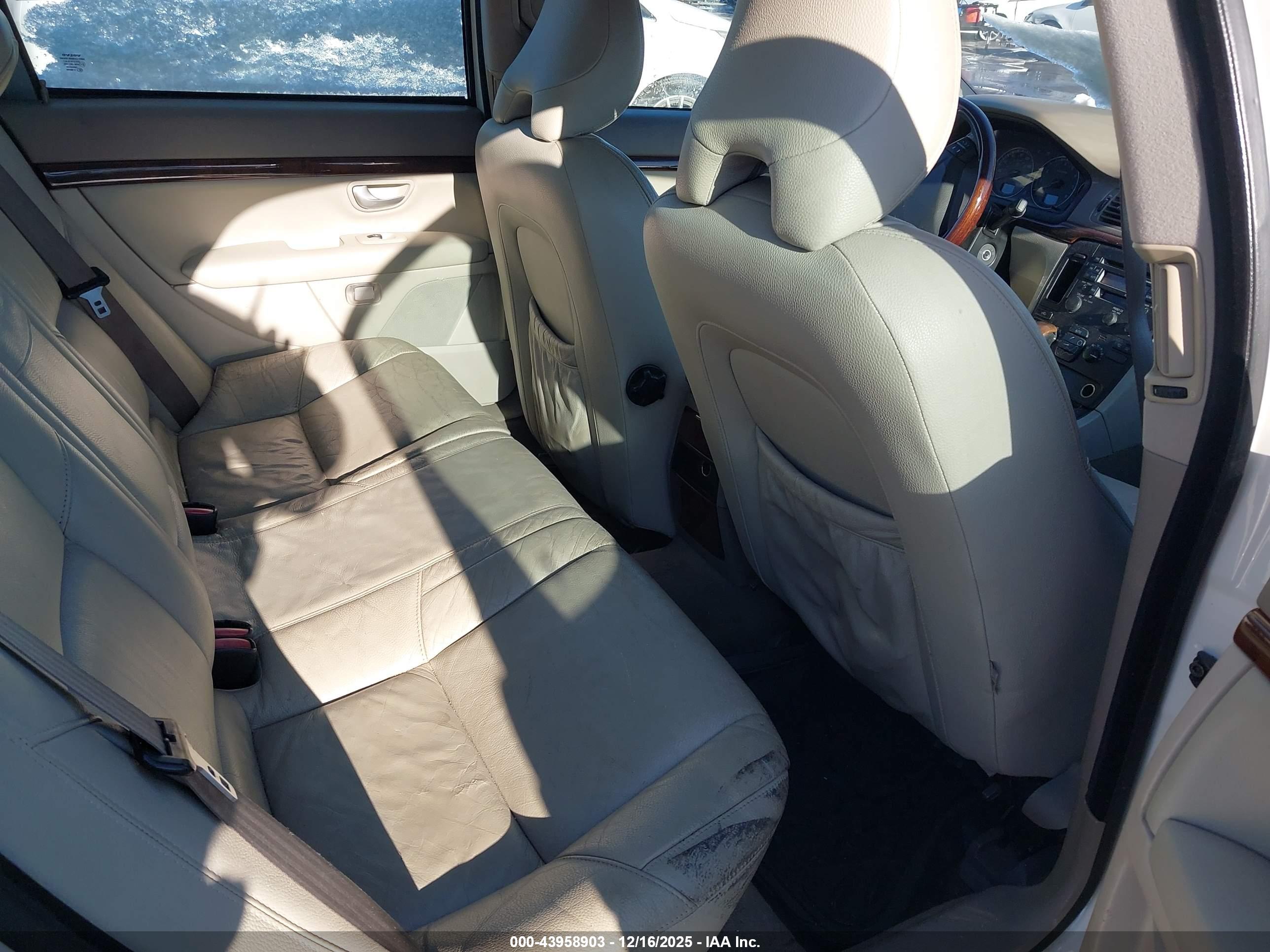 VOLVO S80 image 8