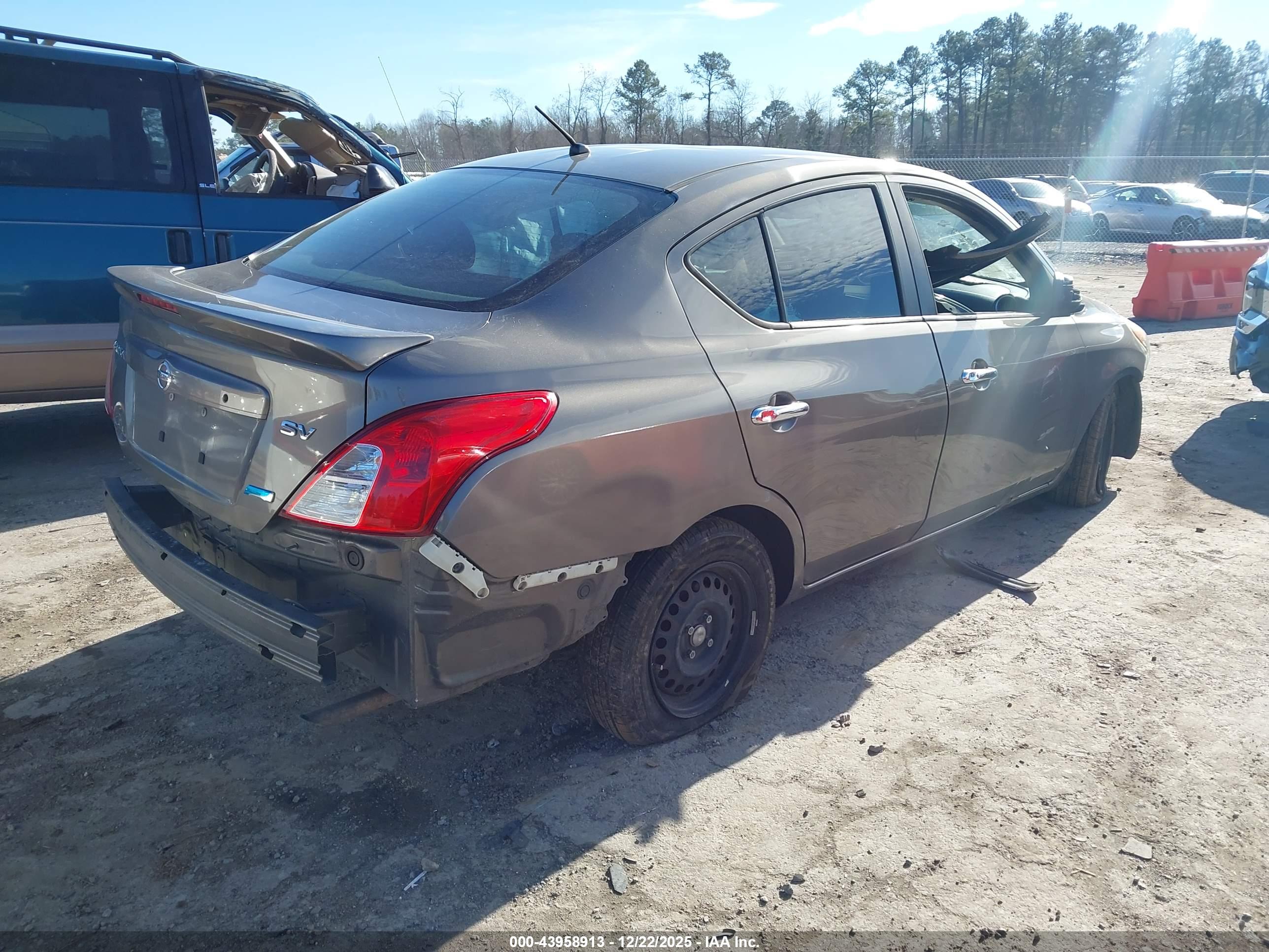 NISSAN VERSA image 4