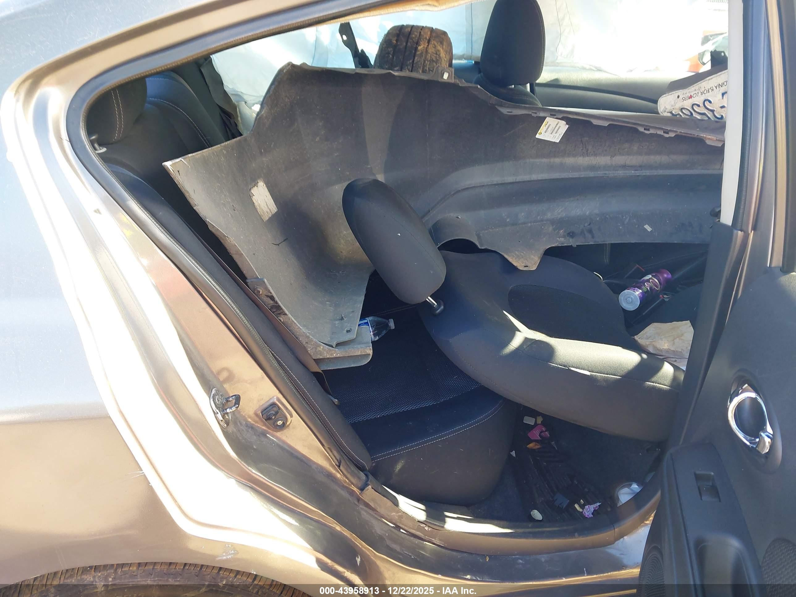 NISSAN VERSA image 8