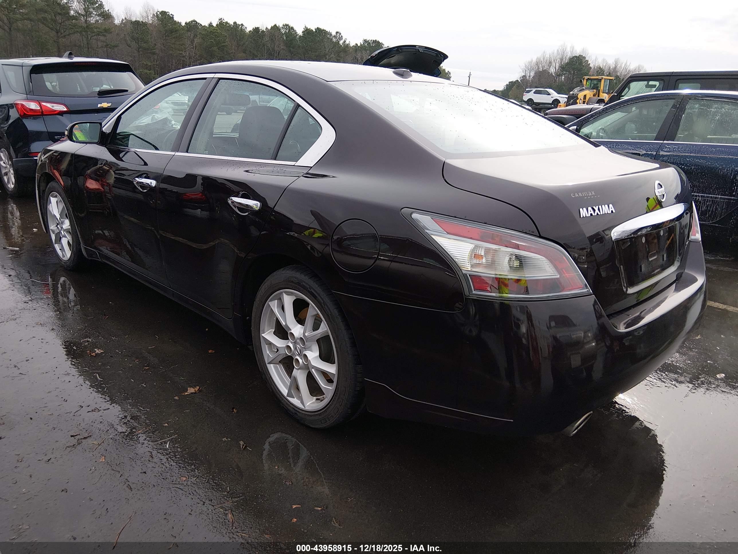 NISSAN MAXIMA image 3