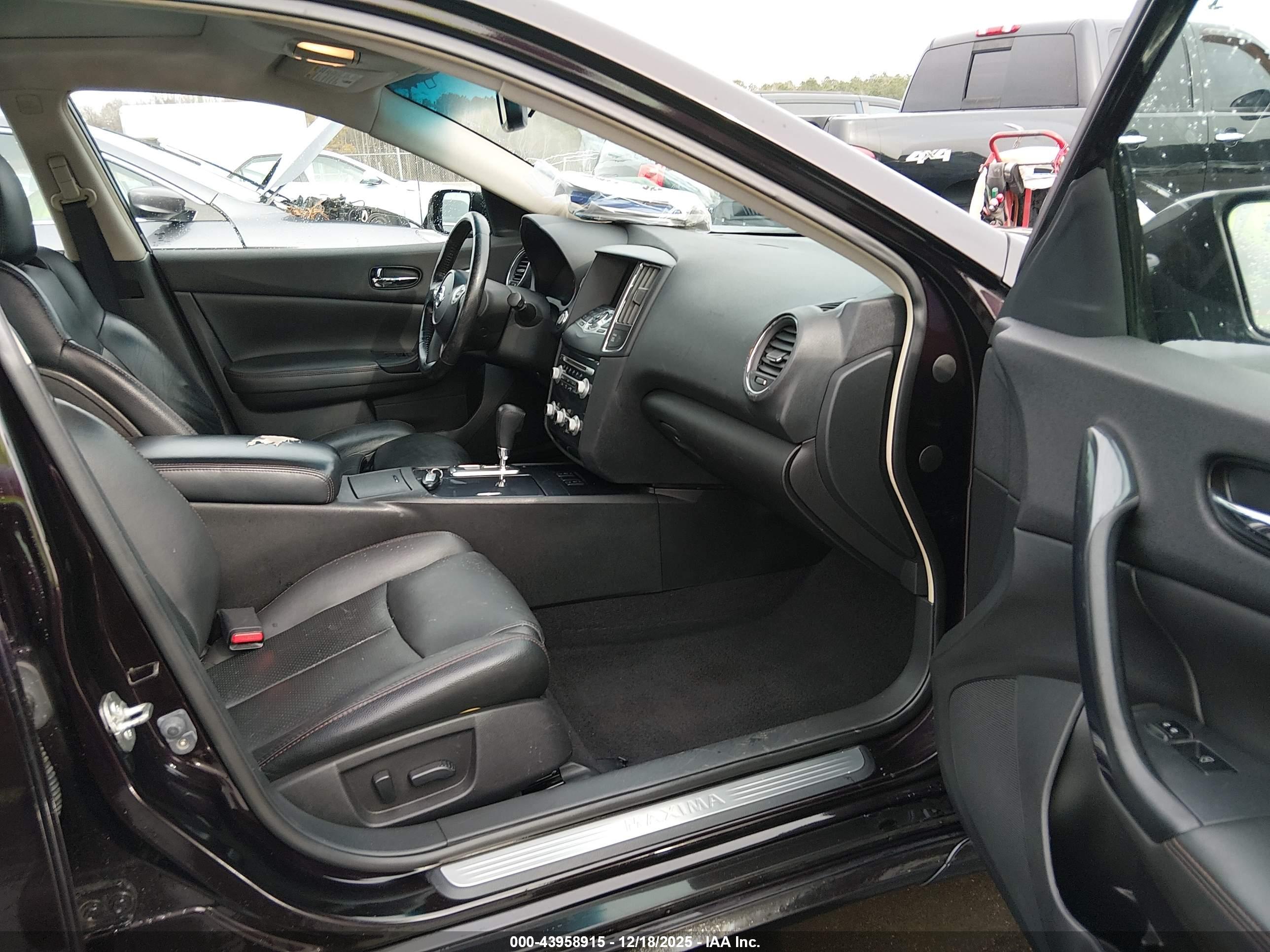 NISSAN MAXIMA image 5