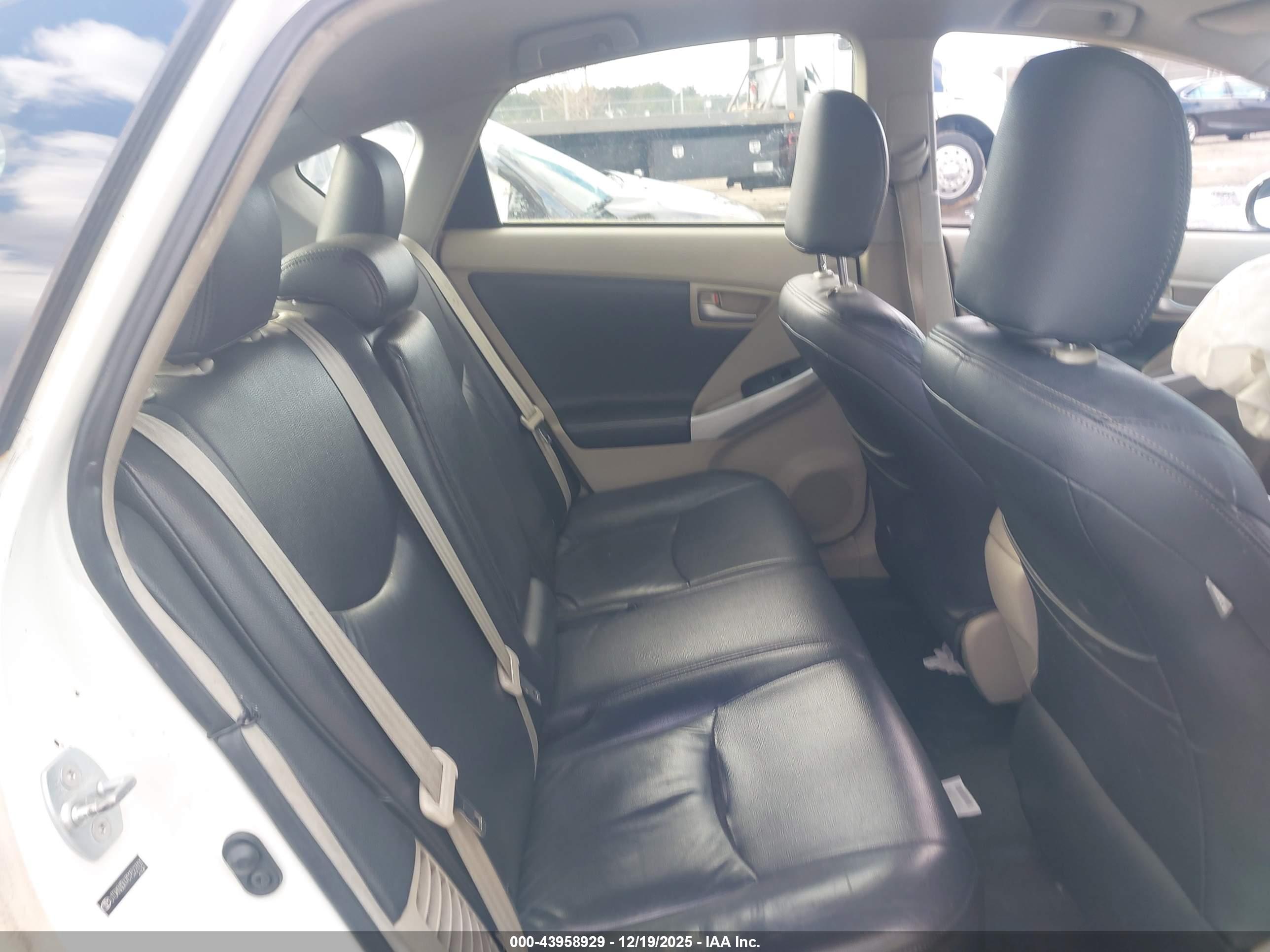TOYOTA PRIUS image 8