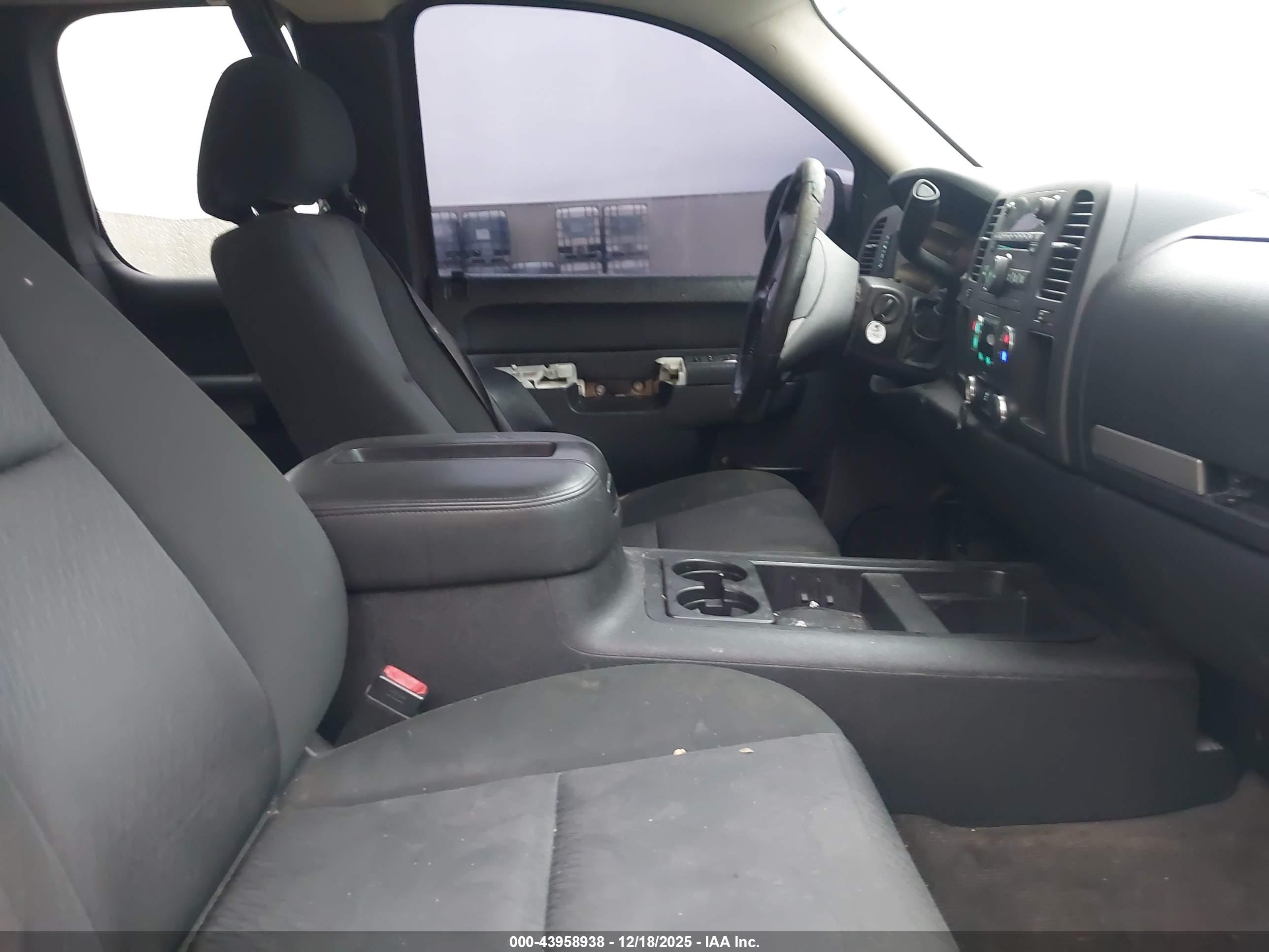 CHEVROLET SILVERADO image 5