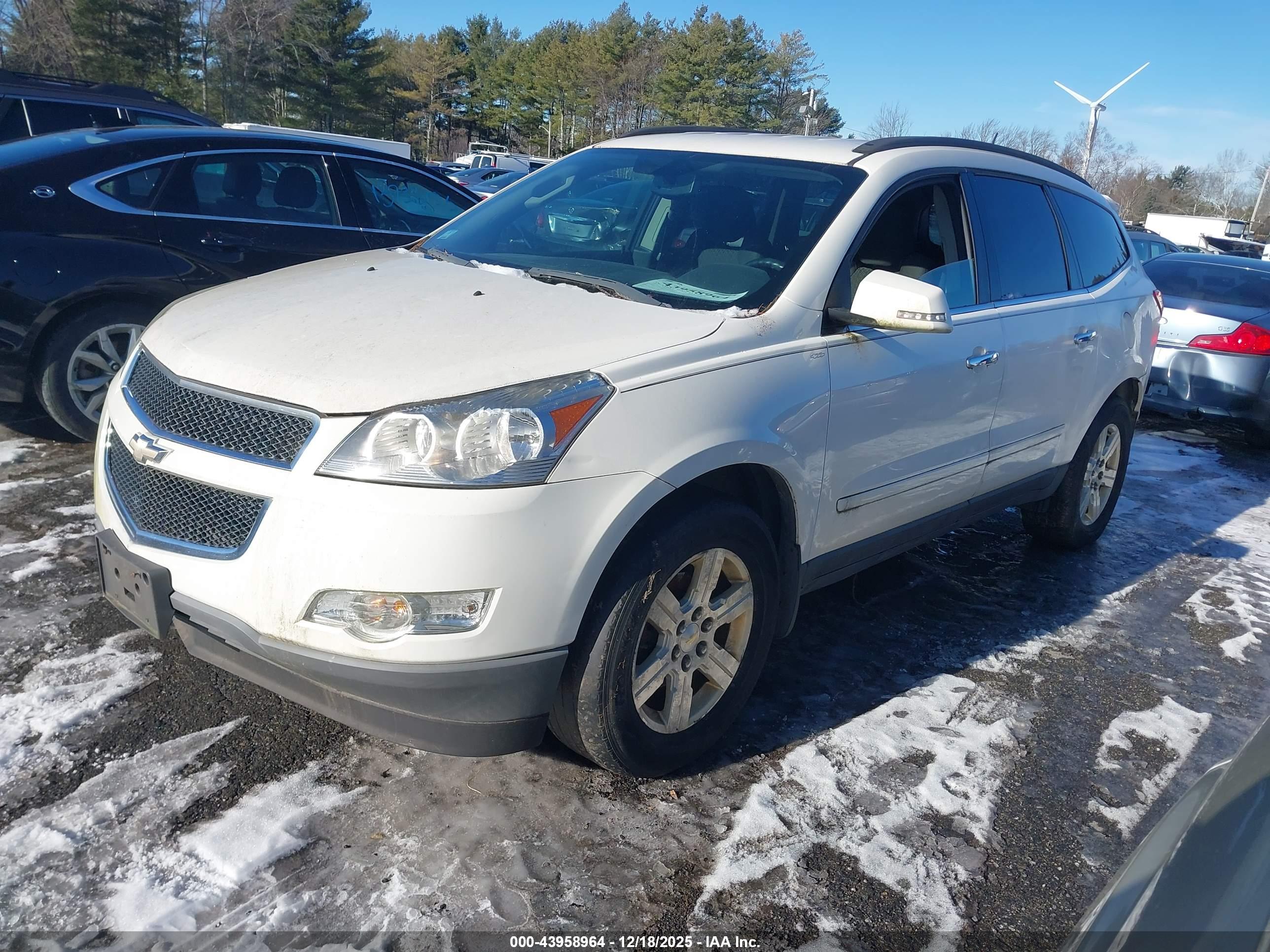 CHEVROLET TRAVERSE image 2