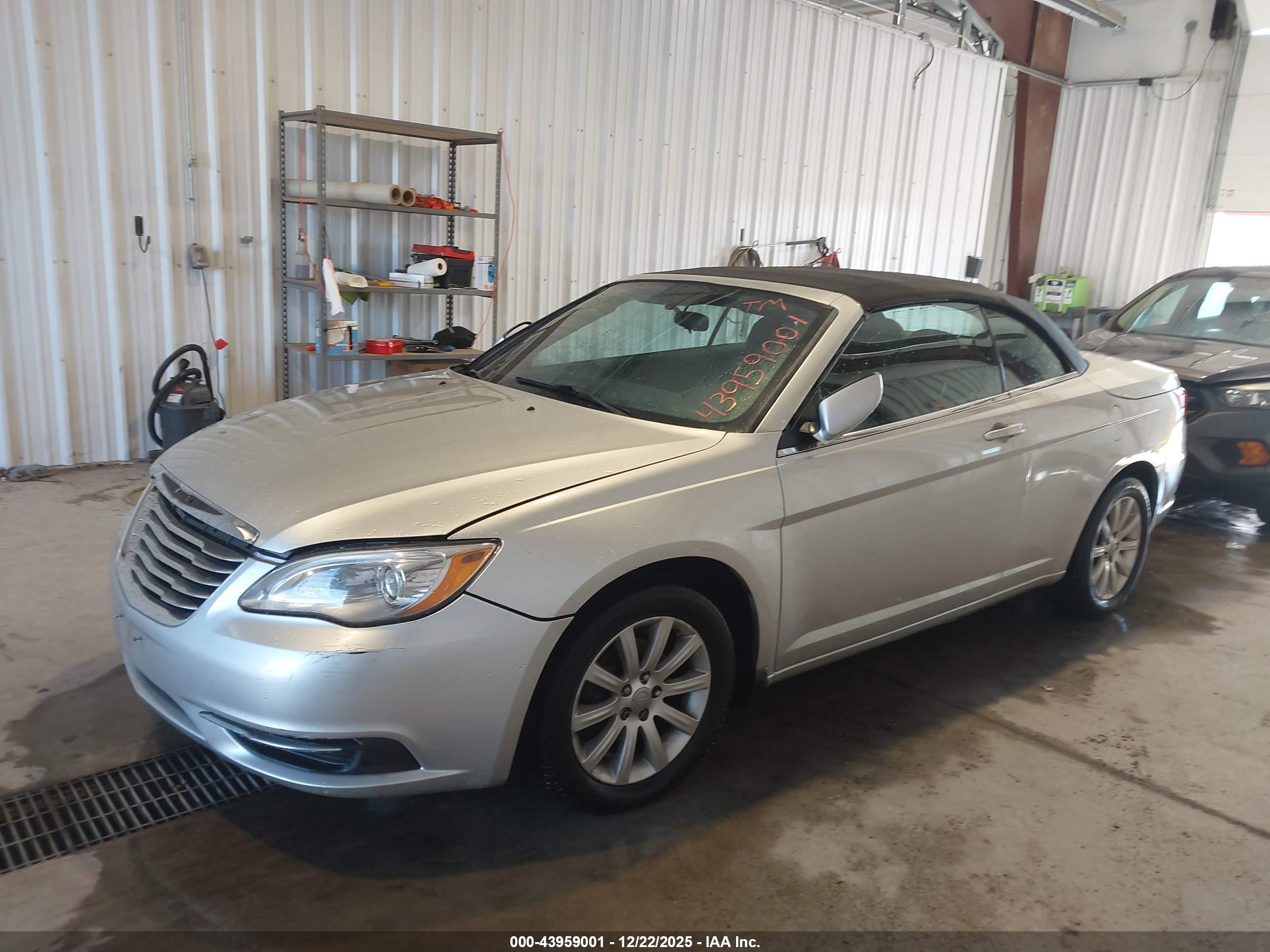CHRYSLER 200 image 2