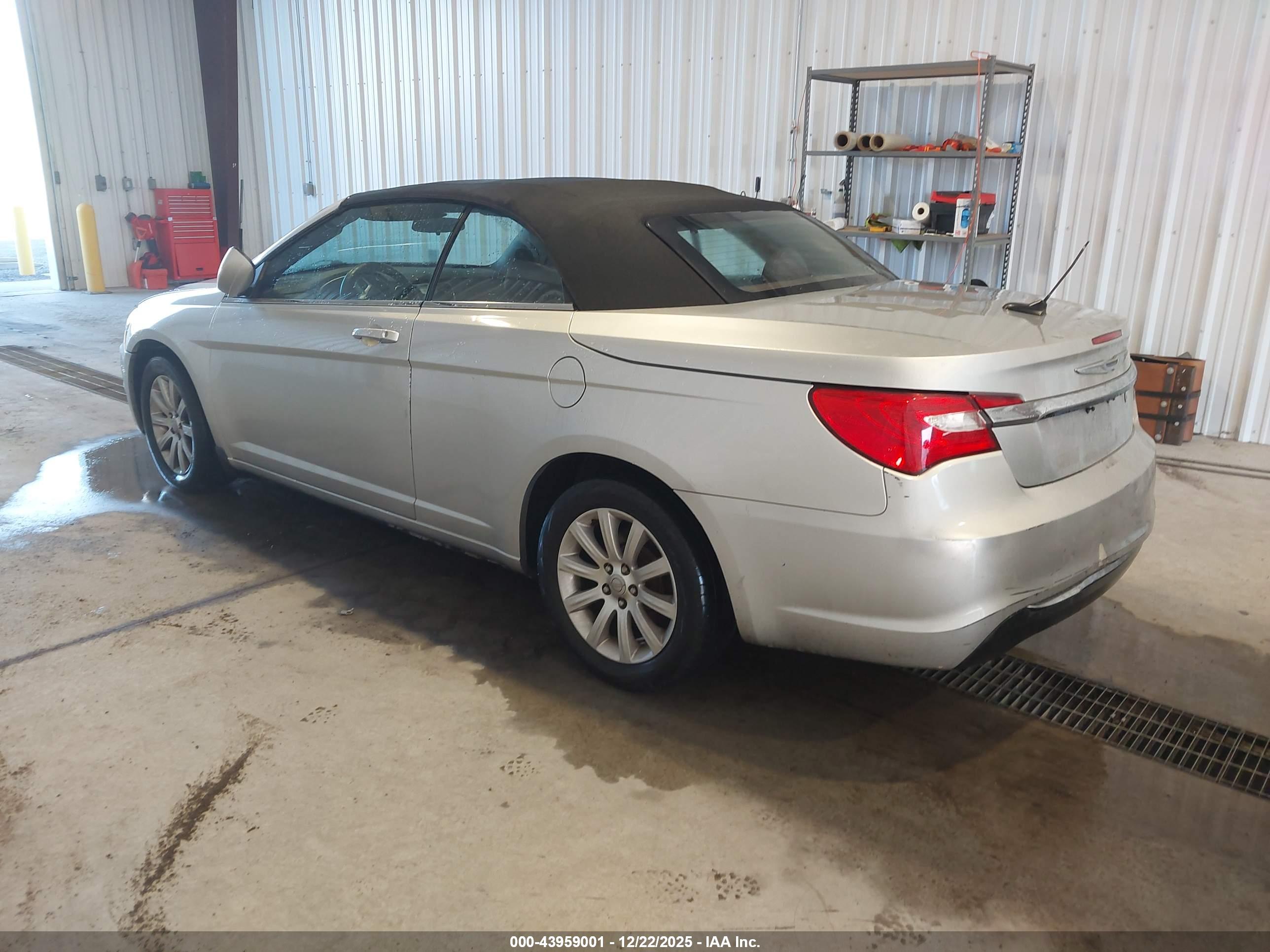 CHRYSLER 200 image 3