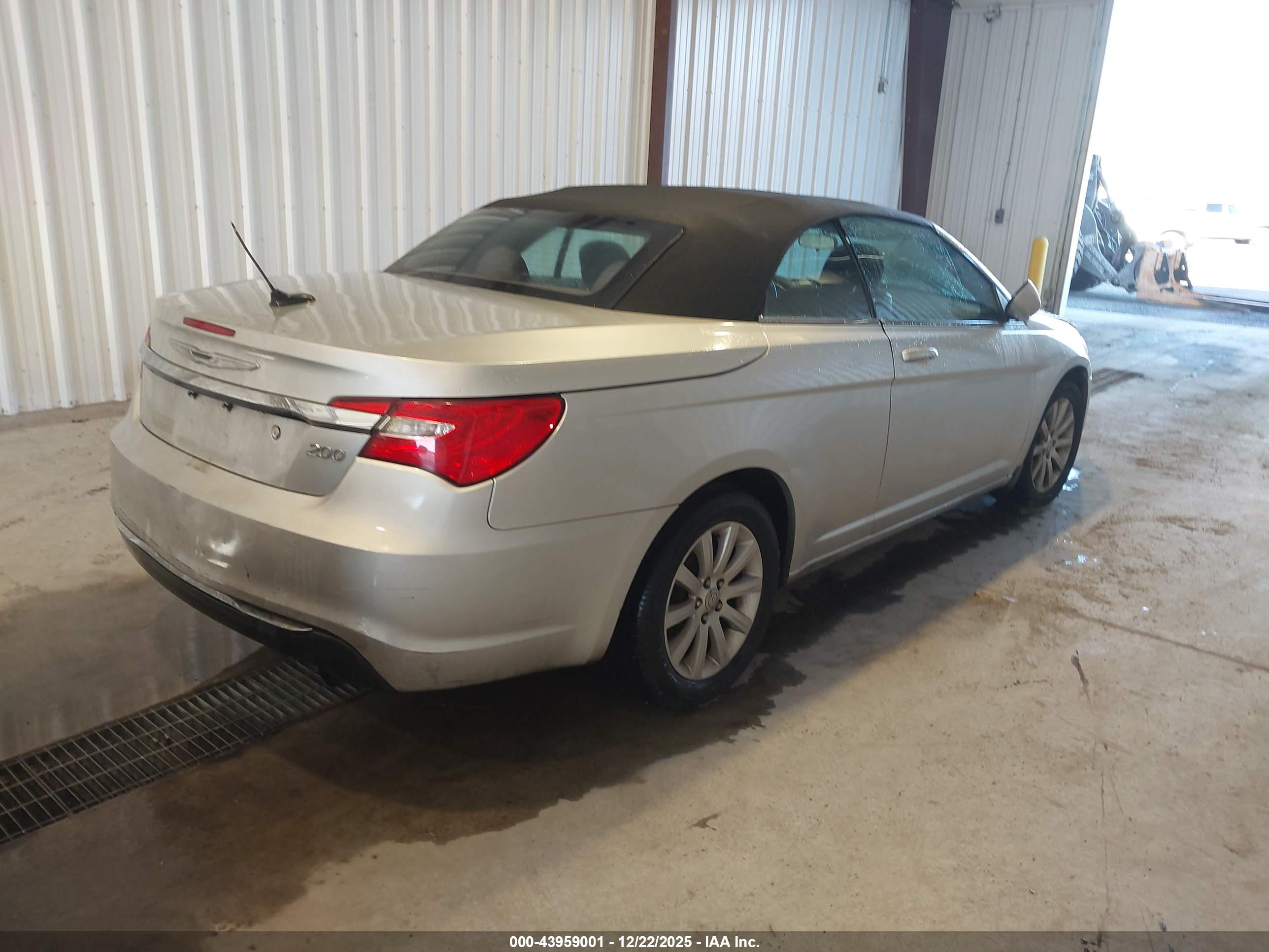 CHRYSLER 200 image 4