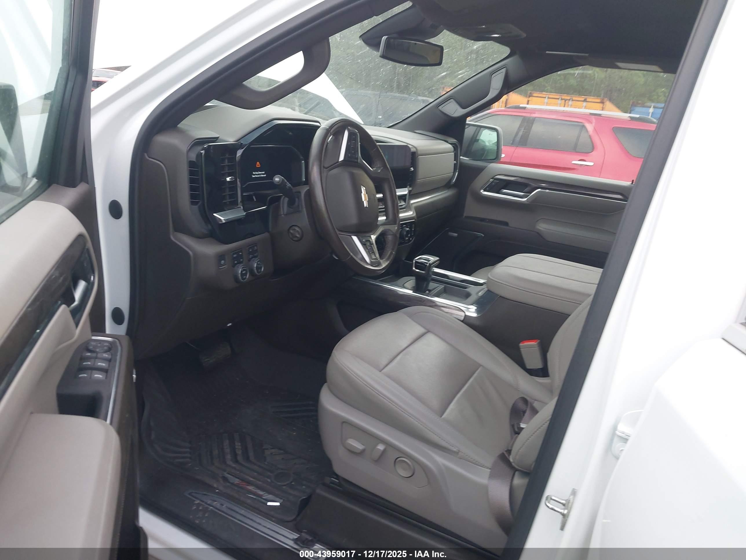 CHEVROLET SILVERADO image 5