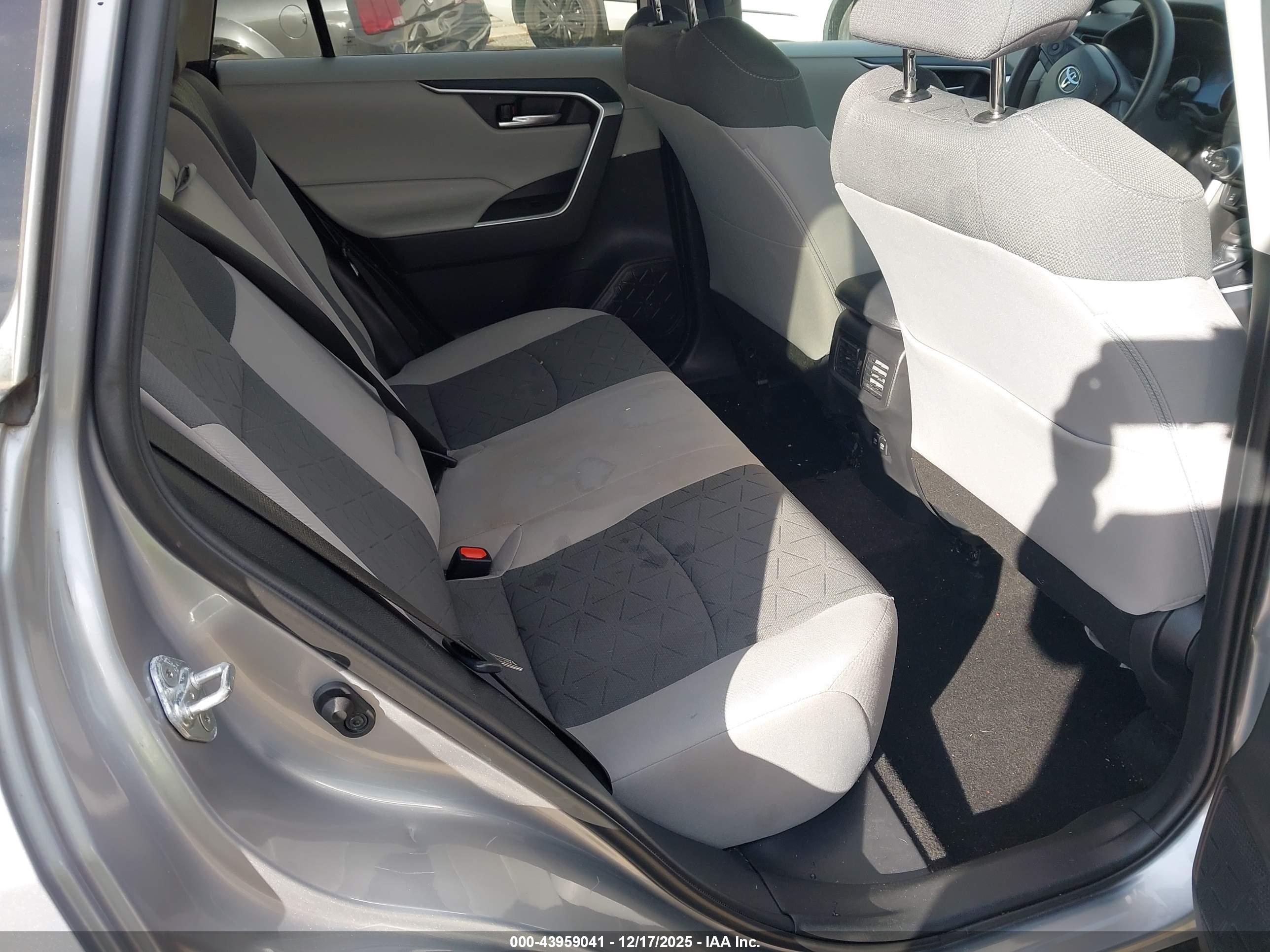 TOYOTA RAV4 image 8