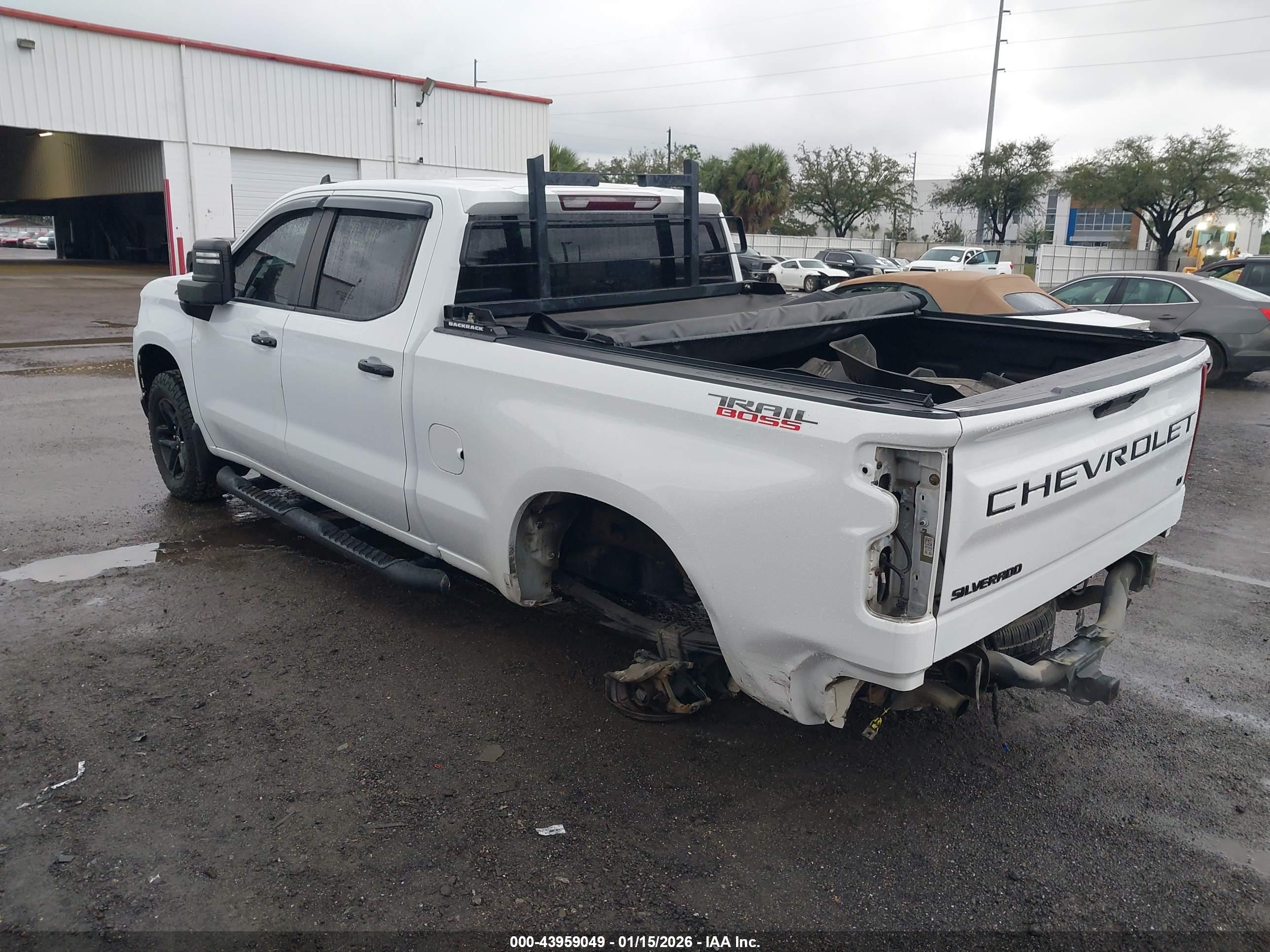 CHEVROLET SILVERADO image 3