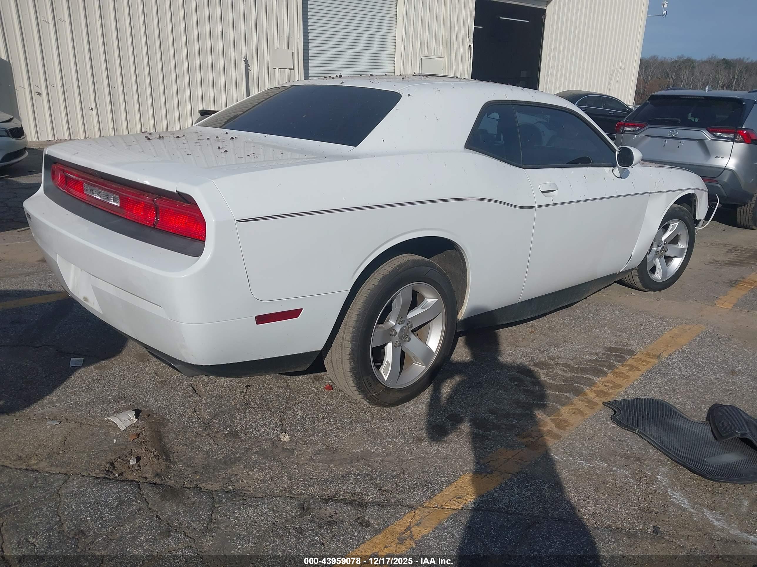 DODGE CHALLENGER image 4