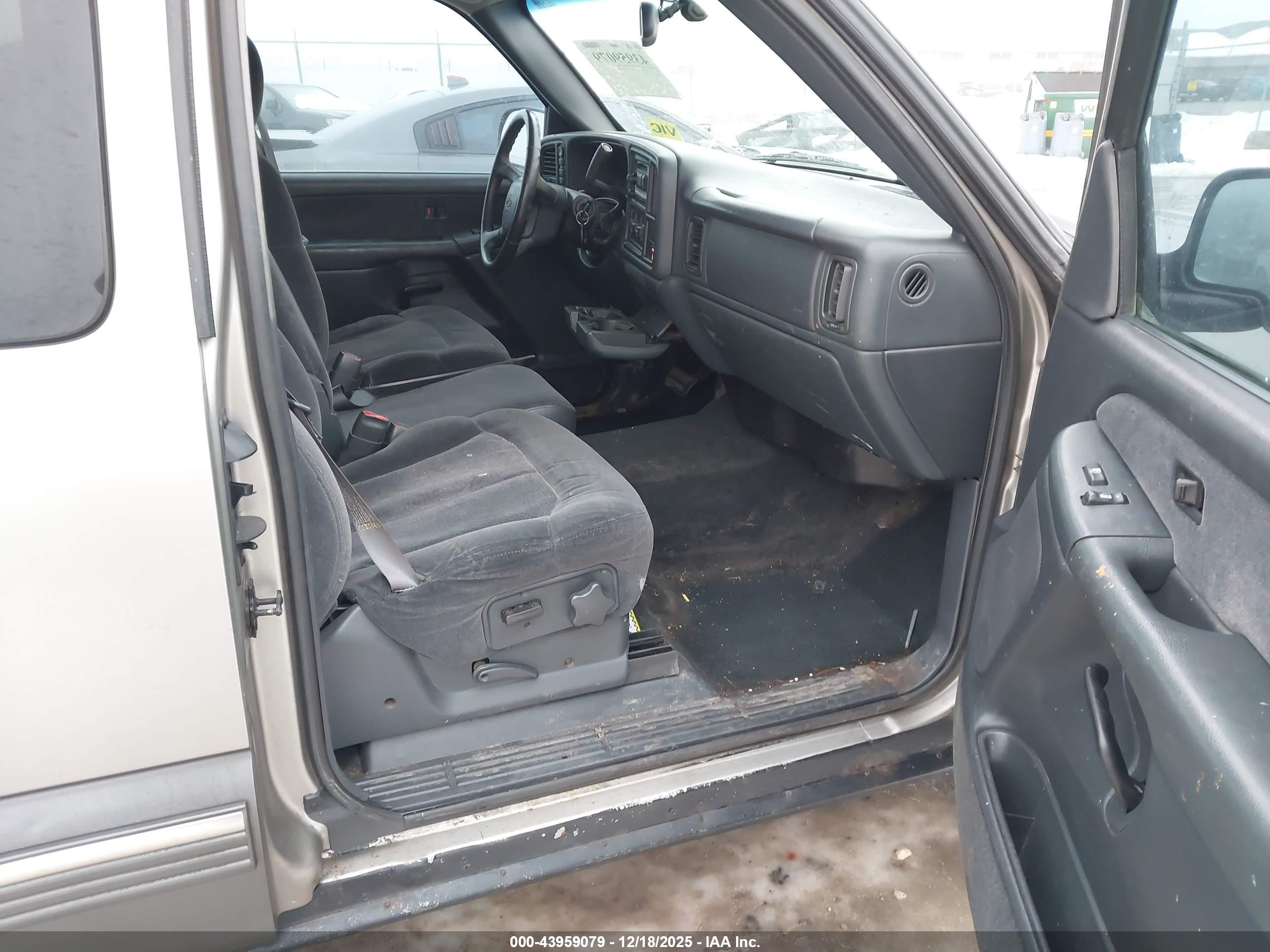CHEVROLET SILVERADO image 5