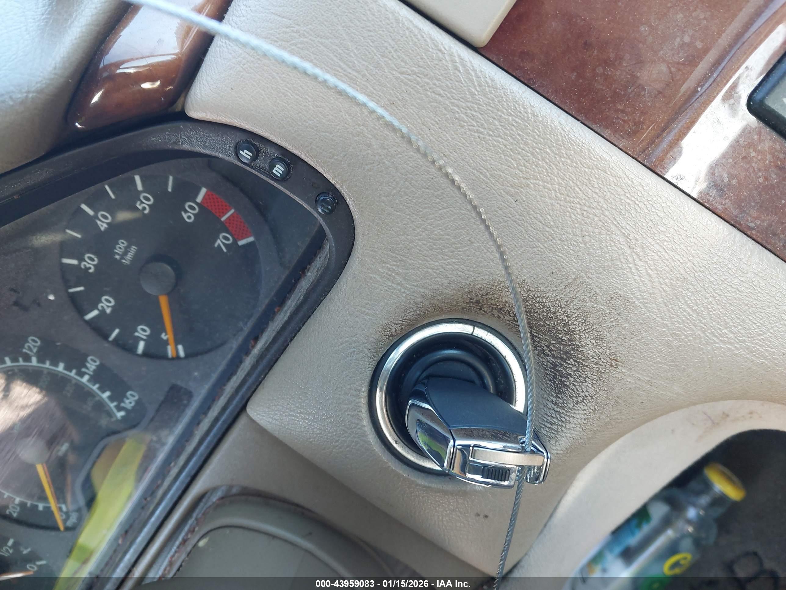 MERCEDES-BENZ E image 11