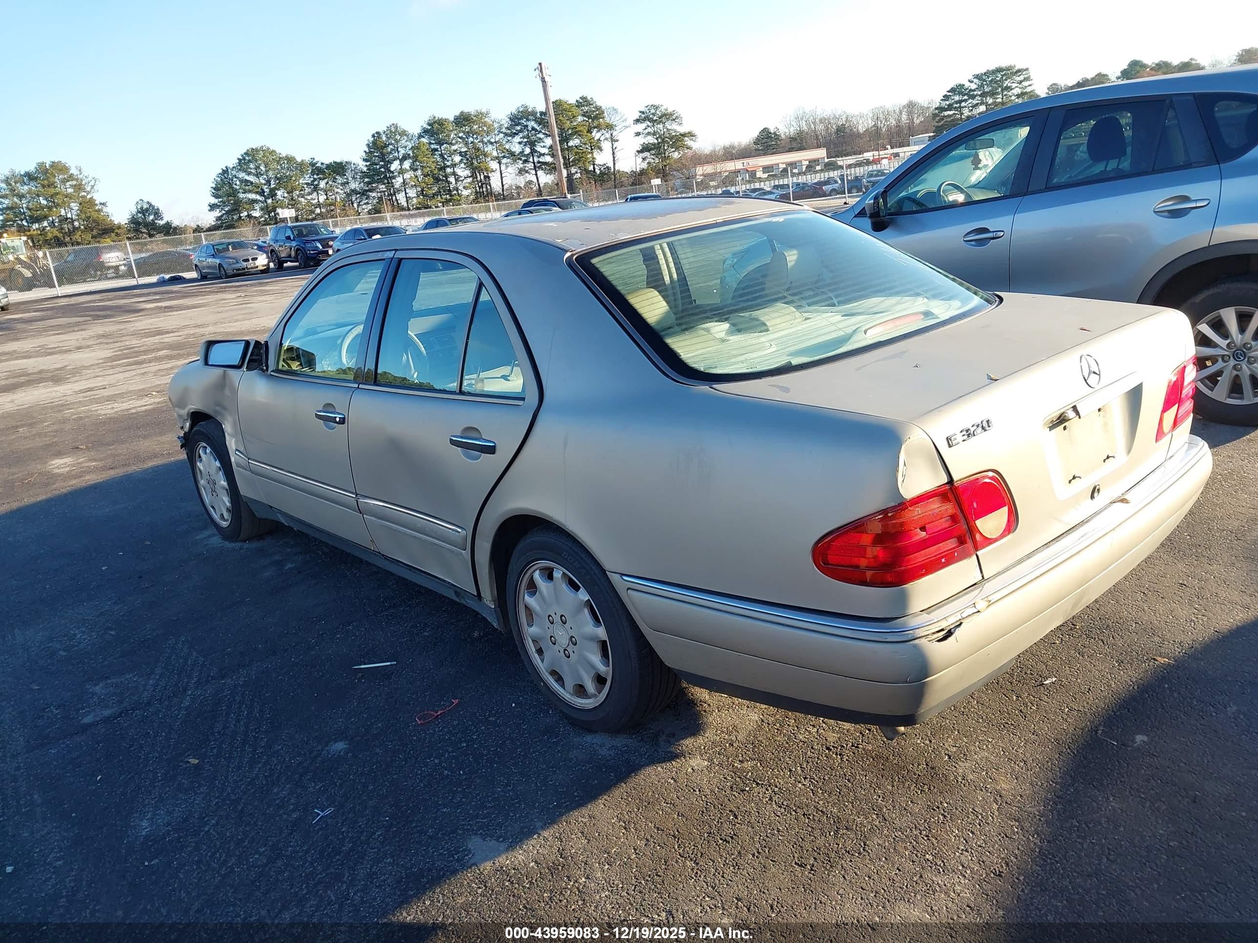 MERCEDES-BENZ E image 3