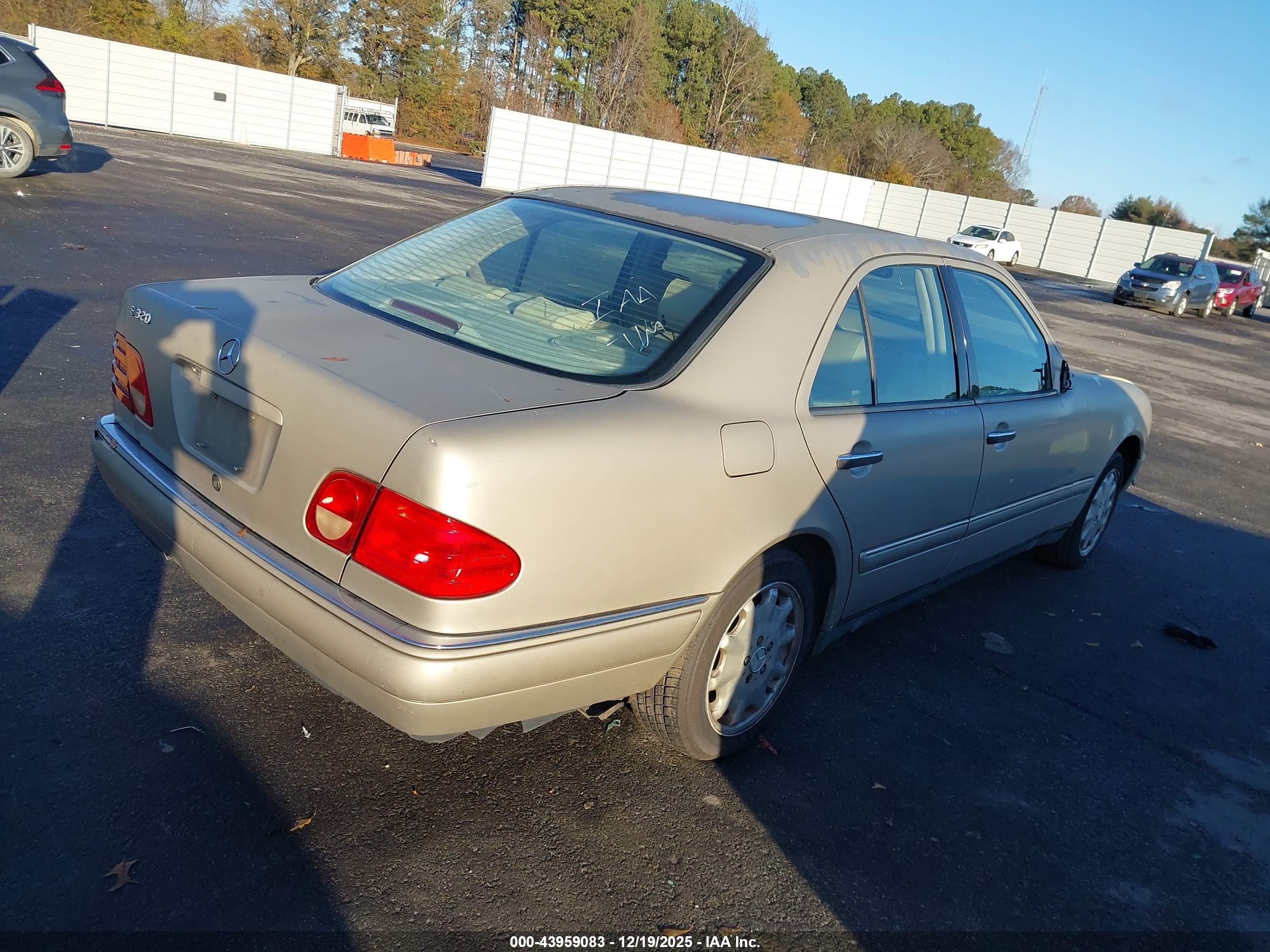 MERCEDES-BENZ E image 4