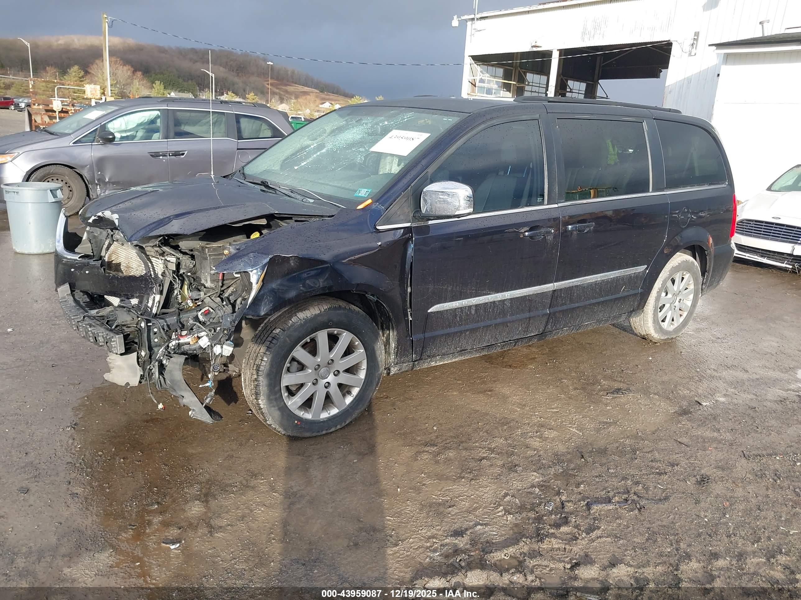 CHRYSLER TOWN image 2