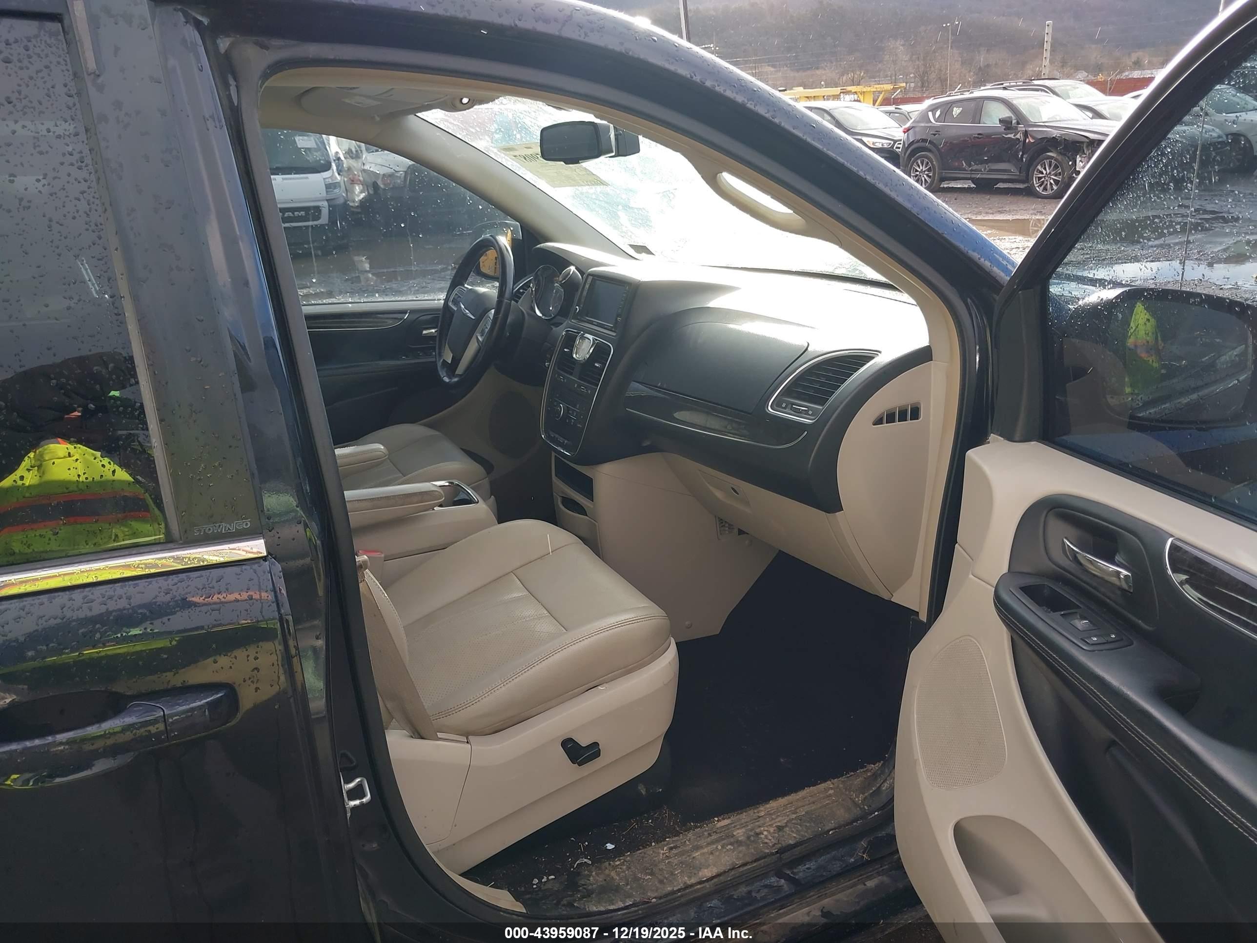 CHRYSLER TOWN image 5
