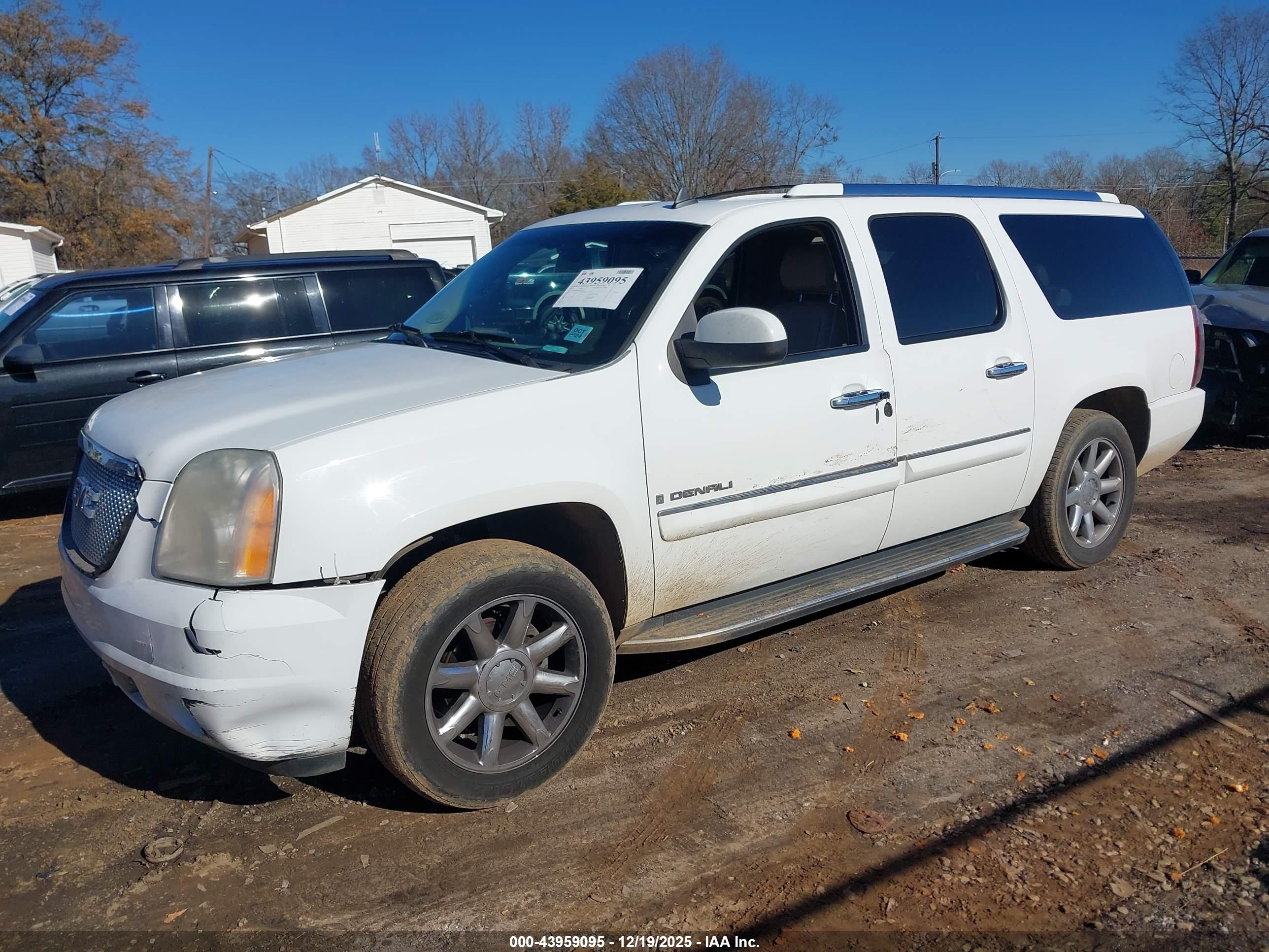 GMC YUKON image 2