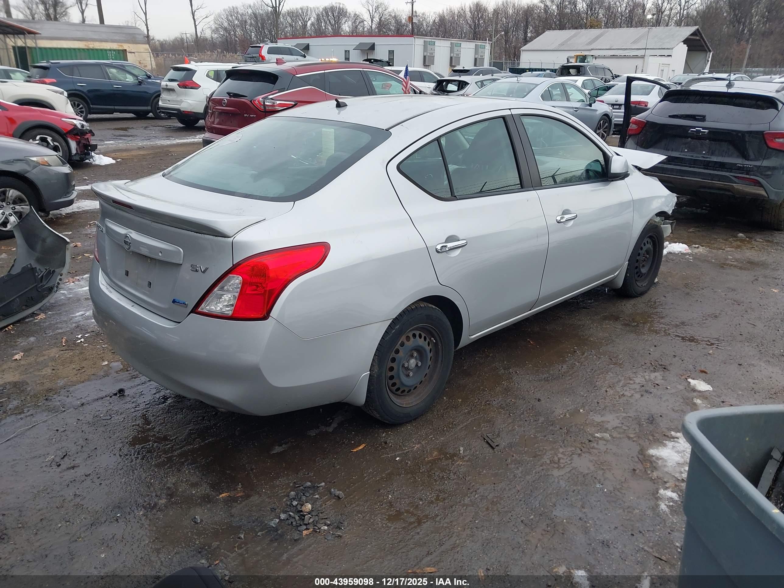 NISSAN VERSA image 4
