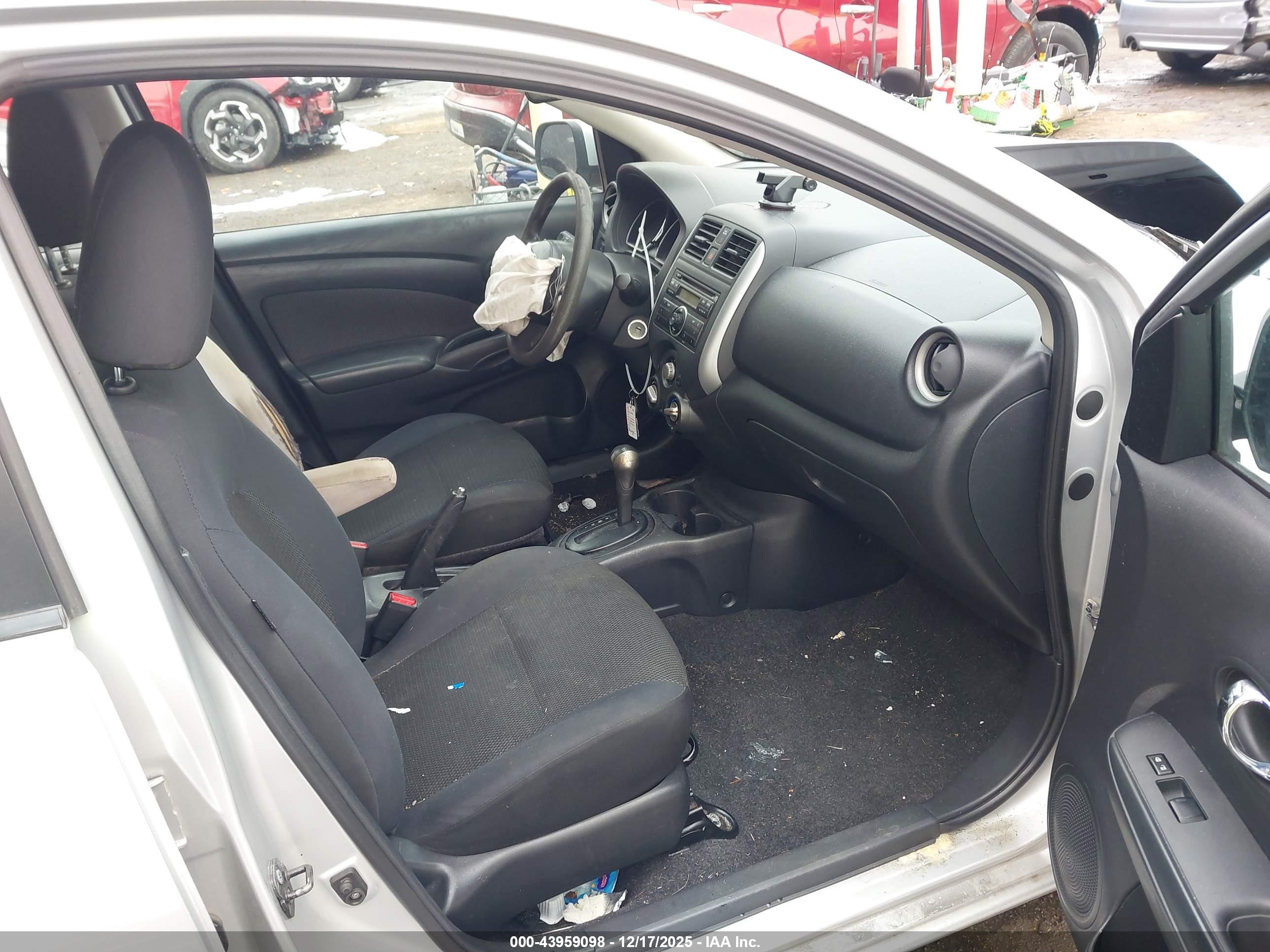 NISSAN VERSA image 5