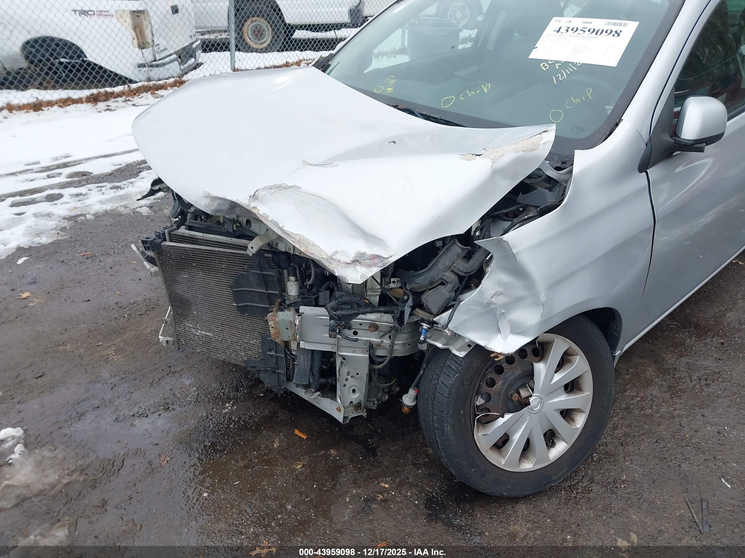 NISSAN VERSA image 6