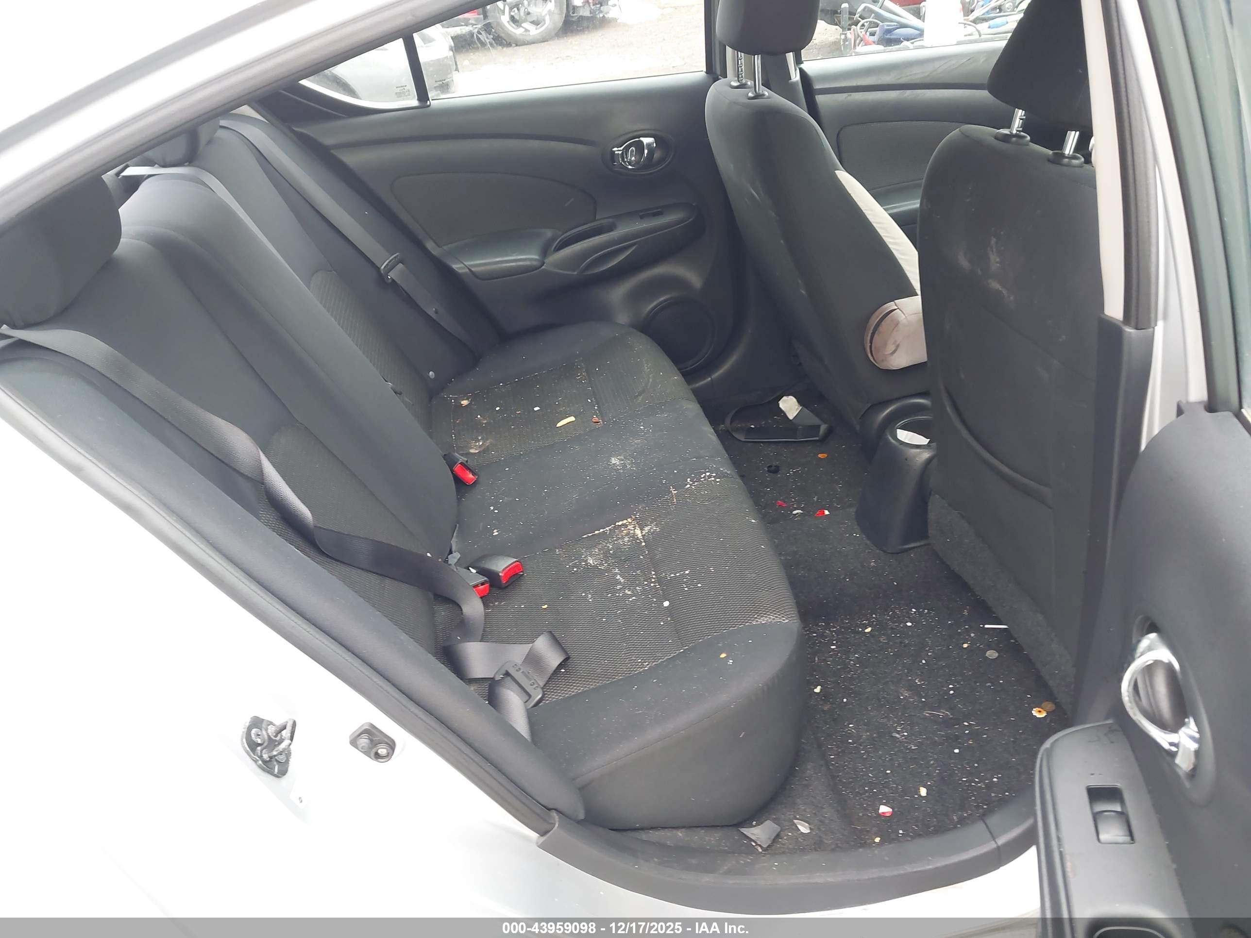NISSAN VERSA image 8