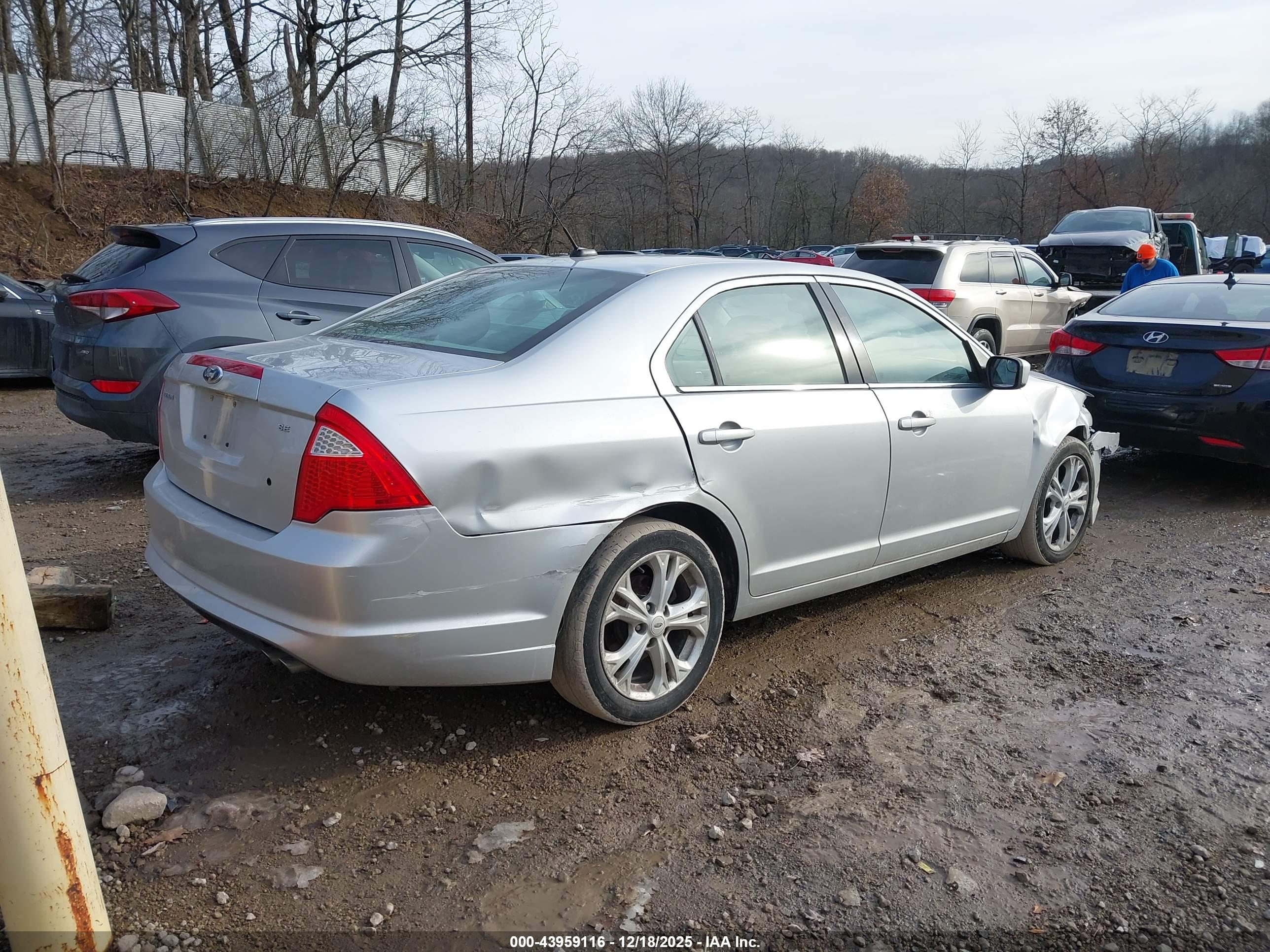 FORD FUSION image 4
